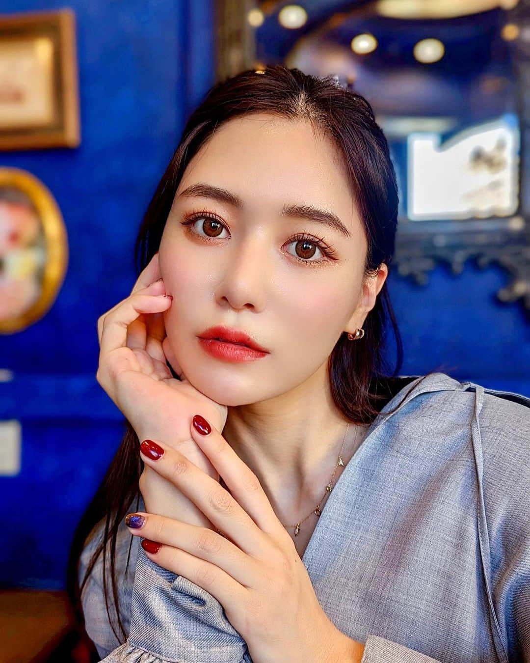 のインスタグラム：「お知らせ📢✨ 私が今愛用しているマスカラとアイライナーのスタイルバイアイアン @style_by_aiahn とコラボ販売します💪🏼✨ . 全アイテム200円引き、選べるセット商品 4種類、在庫一掃SALE💥などなど🫶早いもの勝ちです🫶 【販売期間】 2022年10月7日（金）21:00- 10月10日（月）21:00迄 . 今週末の発売をお楽しみに❤️ 本当にマスカラはダマにならないし、綺麗に長く見えるのでおすすめ！アイライナーもすごく描きやすいよ！（動画参照） . ちなみにまつ毛は @mei_rgrace にしてもらってビューラーなしで綺麗なまつ毛に！まつ毛を整えてもらってるからこそ綺麗にマスカラがついて本当いいの🥺 ネイルも @risa.ujunail に秋の大人色っぽネイルにしてもらえて嬉し♥️💅 . #stylebyaiahn #韓国コスメ #プチプラコスメ #アイメイク #マスカラ #アイライナー #まつげパーマ #秋ネイル #赤ネイル #まつげ」