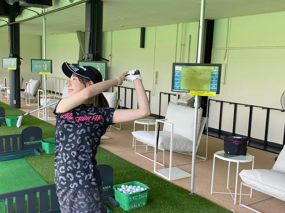 竹村真琴のインスタグラム：「* リニューアル後のYOKOHAMA SPORTS COMPLEXへ🏌️‍♀️  スマホのアプリから打席の予約もできて、キレイな心地よい環境で練習できるのは嬉しい～✨ トップトレーサーの打席もあるので自分の良いポイント、ダメなポイントをチェックしながら、カフェでもまったりくつろいできました☕️ . . . #YOKOHAMASPORTSCOMPLEX  #横浜カントリークラブ  #ゴルフ #ゴルフ練習場 #トップトレーサー #トップトレーサーレンジのある練習場  #横浜 #保土ヶ谷区 #戸塚区  #ゴルフ好きと繋がりたい」