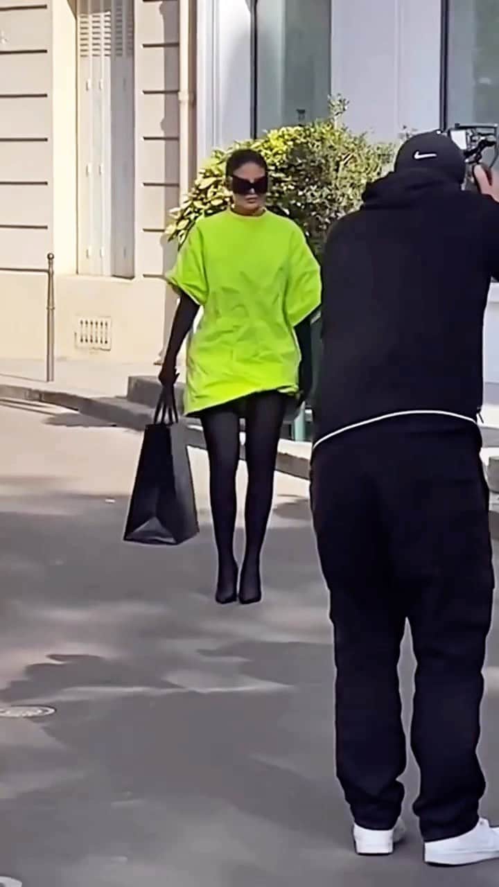 Fashion Climaxxのインスタグラム：「@kyliejenner was out shopping for the @balenciaga show in a Neon balenciaga look! . . . #pfw2023 #parisfashionweek #fashionweek #balenciagass23 #balenciaga」