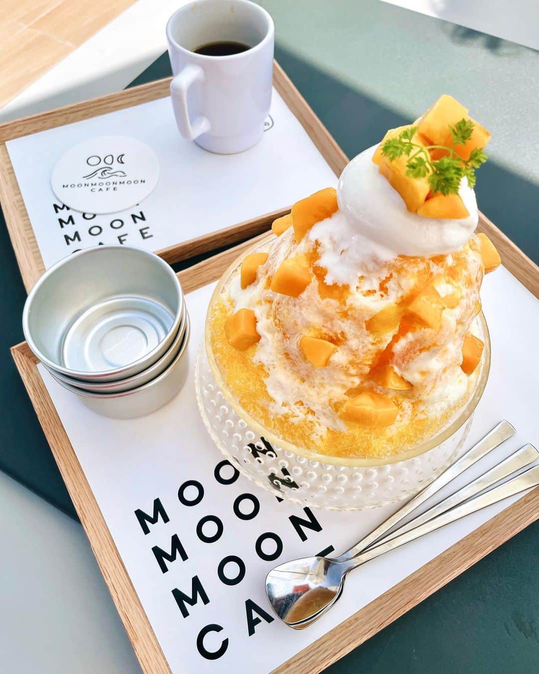 瀬口かなのインスタグラム：「10月になったけど台湾かき氷🥭 ⁡ 最近よく行く糸島にあるMOON MOON MOON CAFE⛱ ⁡ 毎週来たいくらい、ここのテラス気持ち良いです〜😌✨ ⁡  #糸島 #糸島カフェ #糸島グルメ #糸島ランチ  #福岡カフェ #福岡ランチ」