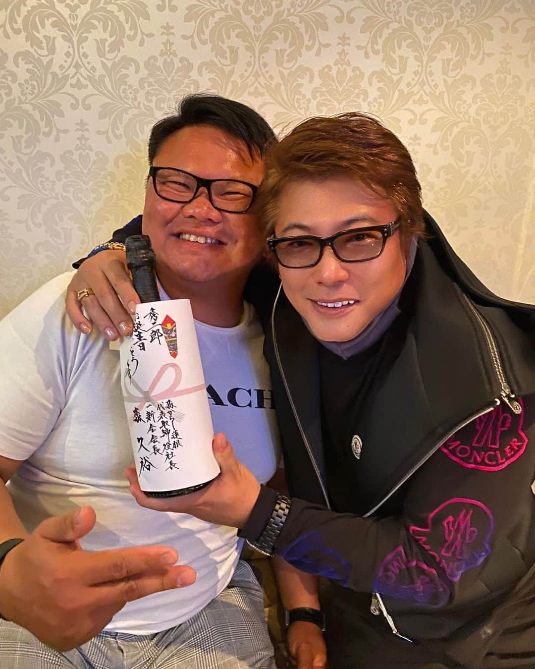 水元秀二郎さんのインスタグラム写真 - (水元秀二郎Instagram)「１年が早い！ ４７歳になりました😂 ５０前のオッサンになった訳ですが、まぁ４７はキツいです笑 １から数えてたら意味わからん数字になっちまいました😂 この度は後輩たちが散々お祝いしてくれ、毎年の様に全国からお祝いの品、メッセージを頂き、本当に感謝しています。 ご縁に感謝。 #水元秀二郎#誕生会#前崎産業#田嶋重機#くにお#ゆうき#たいし#仲間#チング#エレガンス生田」10月2日 21時05分 - gangsta.hidejiro