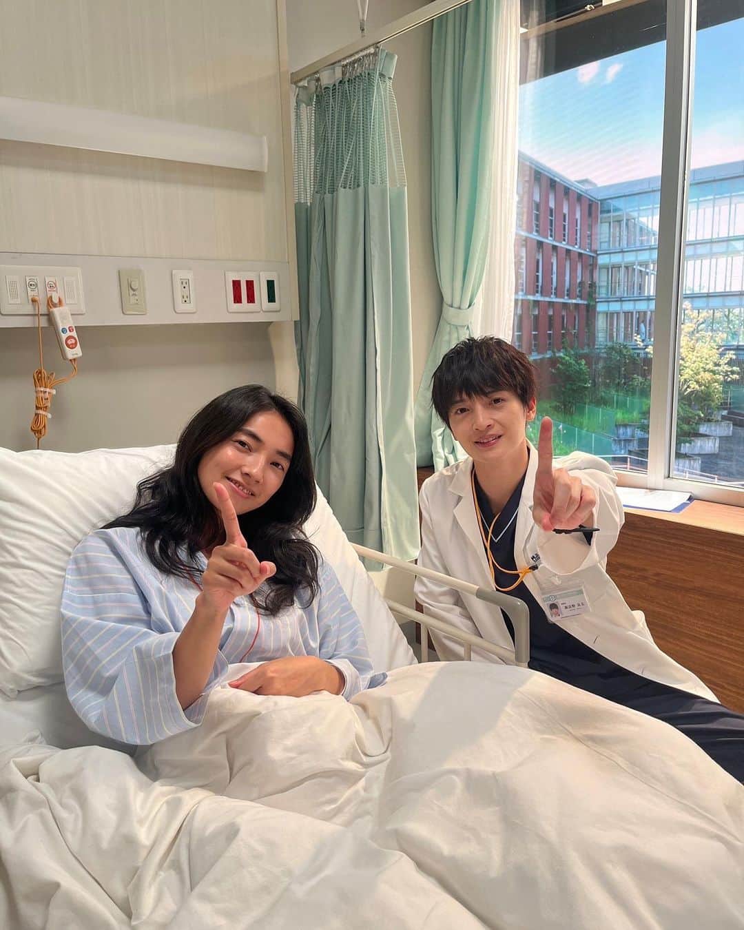 祈りのカルテ 研修医の謎解き診察記録のインスタグラム：「#祈りのカルテ📋 日テレ系10月8日(土)夜10時スタート 📺放送まで #あと6日‼️  ＼「１話見てね」オフショット📸／  指で1を…とお願いしたら 快く応えて下さったお2人☺️🙏  舞台は精神科🏥 研修医の諏訪野にとって 初めての担当患者・山野瑠香 瑠香の心の謎を諏訪野が解き明かす⁉️  #玉森裕太 #仁村紗和」