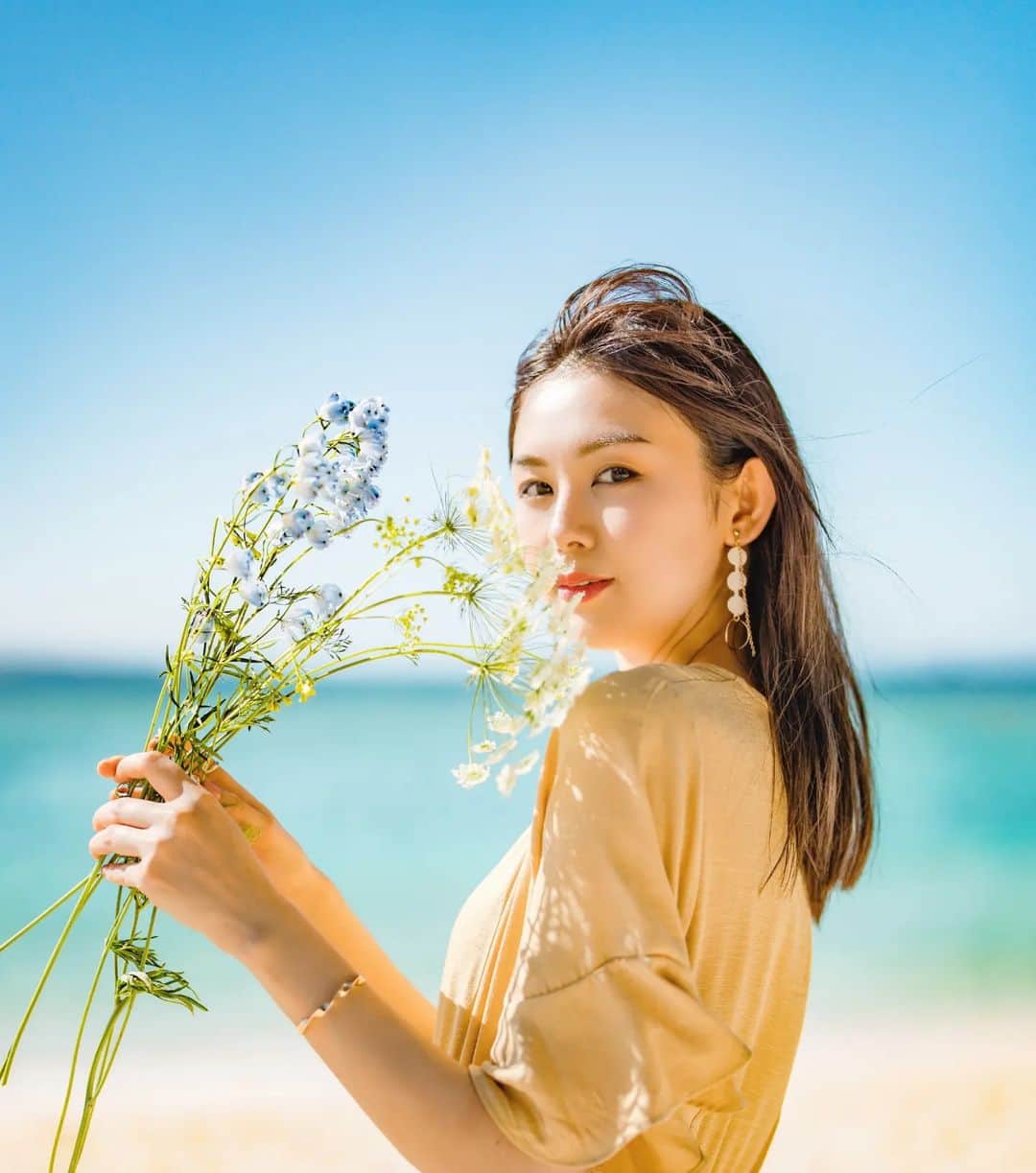 清水優美のインスタグラム：「🤍  #model #okinawa #tokyo #japan #photo #photography #summer #healing #flowers #沖縄 #夏 #東京 #写真 #モデル #沖縄 #沖縄旅行 #癒やし」