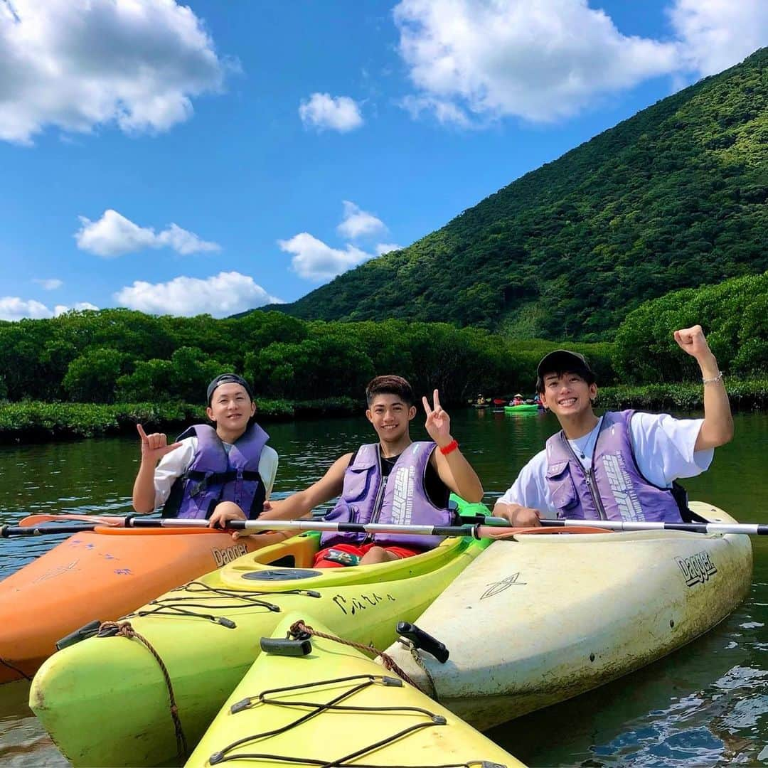 平牧仁さんのインスタグラム写真 - (平牧仁Instagram)「10年来の友達へ会いに初奄美。  平牧仁やシキドロップを知ってくれている人がいたり、意外な形で再び音楽に触れる事になったりと 今まで人生で大事にして来た物を、出会う人達にも大事にしてもらえたような旅でした。  今までの縁が巡り合って繋がって 出逢わせてくれる最高に素敵な不思議。  こんな形で歩んで来たからこその出逢いで溢れていました。  奄美の海に心洗われて、淀んで見えなくなっていた大事な物、少しは見つけられた気がする。  「自分らしく笑える場所」 大事に出来る生き方をして行きたい。  ありがっさまりょうた！！ また行きます。必ず。」10月2日 21時20分 - jin_hiramaki226