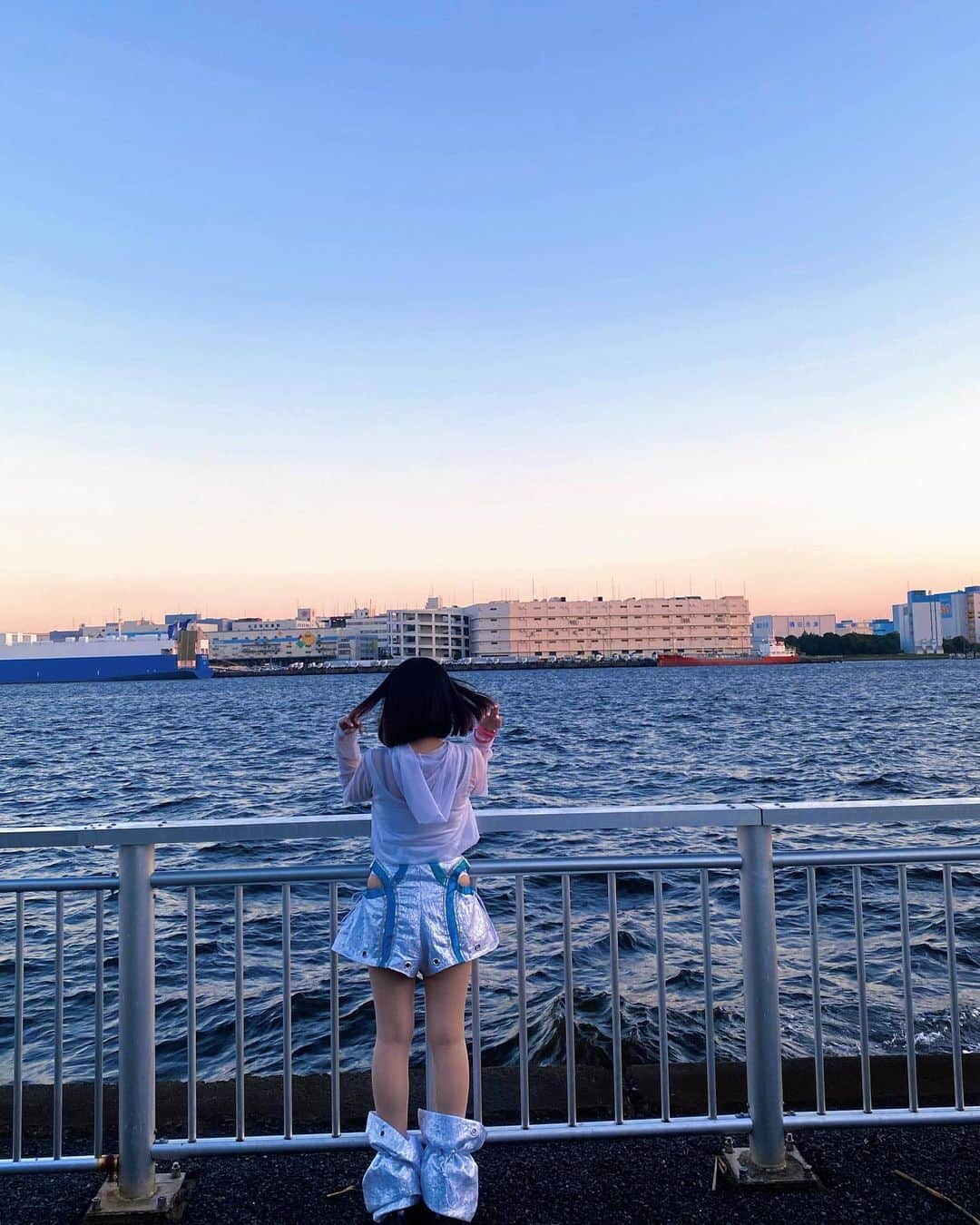 涼川ましろのインスタグラム：「知らないうちに撮られてたシリーズ😂 #でもなんかいいかんじ  #心拍数15Q #海」