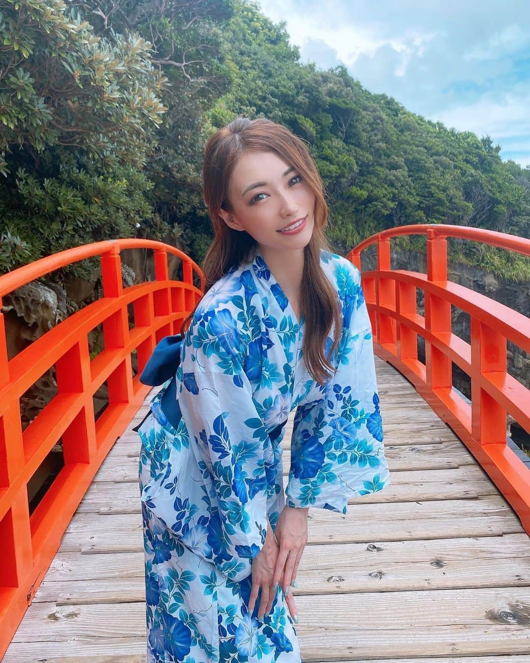 華沢友里奈のインスタグラム：「今日はとーっていい天気で久しぶりに暑い 1日だったね😊❤️❤️  夏は苦手だから終わるのは少し嬉しいけど 寂しい気持ちになる🥺🥺  夏が終わったら一年がもうすぐ終わるって感じ(´･_･`)  今年の夏はたくさん遊んだけど 宮崎がとーってもよかったな☺️❤️❤️  鵜戸神宮は素敵すぎてまさかの2日連続で 行ったのー❤️ もうね宮崎行ったら絶対に行ってほしい🥺✨  本当に素敵な場所だった(*´∇｀*)❤️  10月新たなスタート😊 今年残りもたくさんいーっぱい笑って過ごせるといいな😊❤️❤️  #浴衣　#宮崎　#鵜戸神宮  #followme」