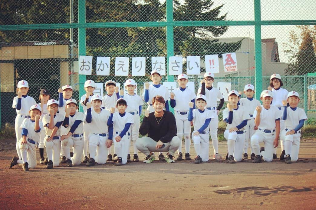 白崎浩之さんのインスタグラム写真 - (白崎浩之Instagram)「1年ぶりに地元へ^_^ 母校の小学校の野球チームに姪っ子が入って頑張っていると。 そりゃ一肌どころか脱皮しますよ。  #つってね #みんな頑張れ #姪っ子教えた瞬間ヒット連発 #叔父さん泣くよ？ #誰がおじさんやっ」10月2日 21時43分 - shirasaki_hiroyuki