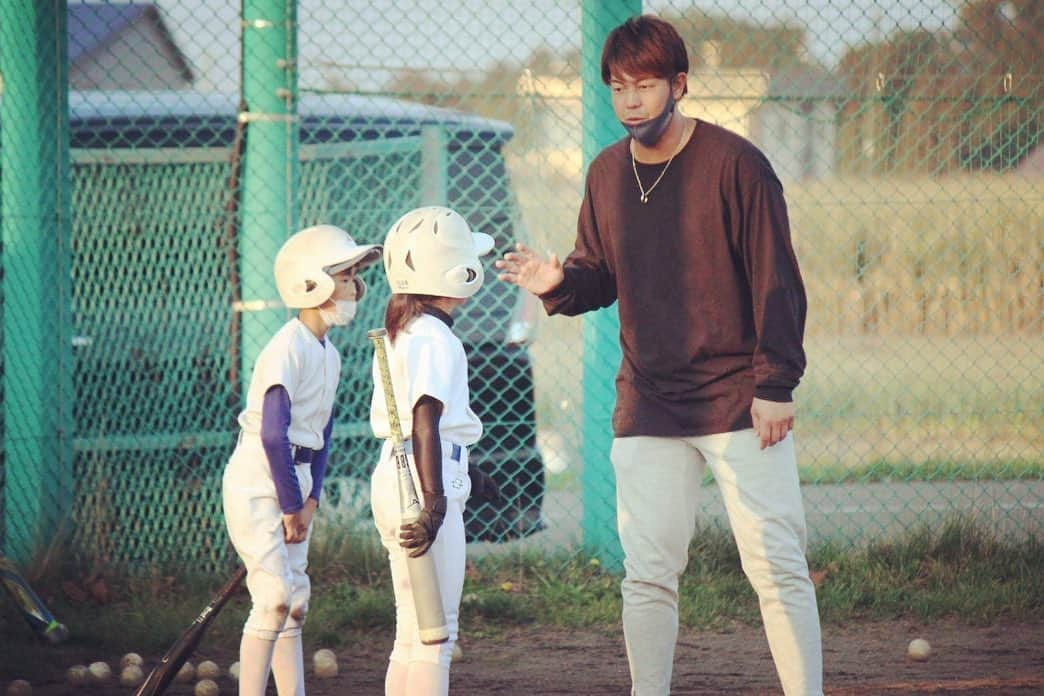 白崎浩之さんのインスタグラム写真 - (白崎浩之Instagram)「1年ぶりに地元へ^_^ 母校の小学校の野球チームに姪っ子が入って頑張っていると。 そりゃ一肌どころか脱皮しますよ。  #つってね #みんな頑張れ #姪っ子教えた瞬間ヒット連発 #叔父さん泣くよ？ #誰がおじさんやっ」10月2日 21時43分 - shirasaki_hiroyuki