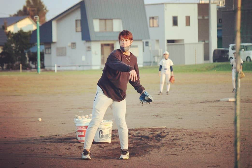 白崎浩之のインスタグラム：「1年ぶりに地元へ^_^ 母校の小学校の野球チームに姪っ子が入って頑張っていると。 そりゃ一肌どころか脱皮しますよ。  #つってね #みんな頑張れ #姪っ子教えた瞬間ヒット連発 #叔父さん泣くよ？ #誰がおじさんやっ」