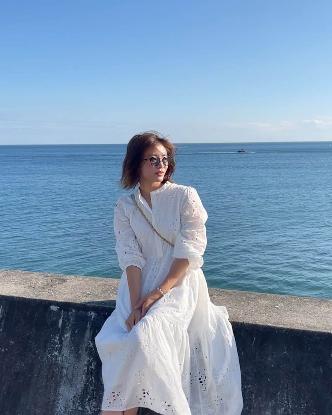 王子咲希(saki ouji)のインスタグラム：「.  真夏には行けずだった海へ🏖 天気が良すぎる秋晴れで普通暑かった🫠  #1歳ママ#ママコーデ#ママファッション #familytime#familyday」