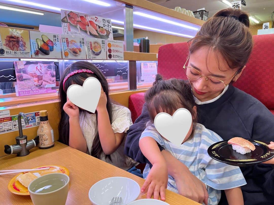 近藤千尋のインスタグラム：「今日も友達親子と全力で遊びました💖笑 完全オフモードの私ですが… お肌は休憩させて 目元とリップをして眼鏡で誤魔化す作戦🥸 メガネは　@dior 👓  子供たちもう私も大好きスシロー🍣  回転寿司ってなんでこんなに 楽しいんだろう、夢の世界だ🌍✌️  デザートのチョコケーキは欠かせません🍰笑  ひーぼぉくんお弁当は、 塩麹とにんにくで漬けておいた チキンをメインのお弁当に🍱！ あとはオクラの梅おかか和え、ナスの煮浸し、 日曜日なのにお仕事お疲れ様🥰  明日からまた一週間❣️ 健康第一に笑顔でがんばりましょう✌️🥰」