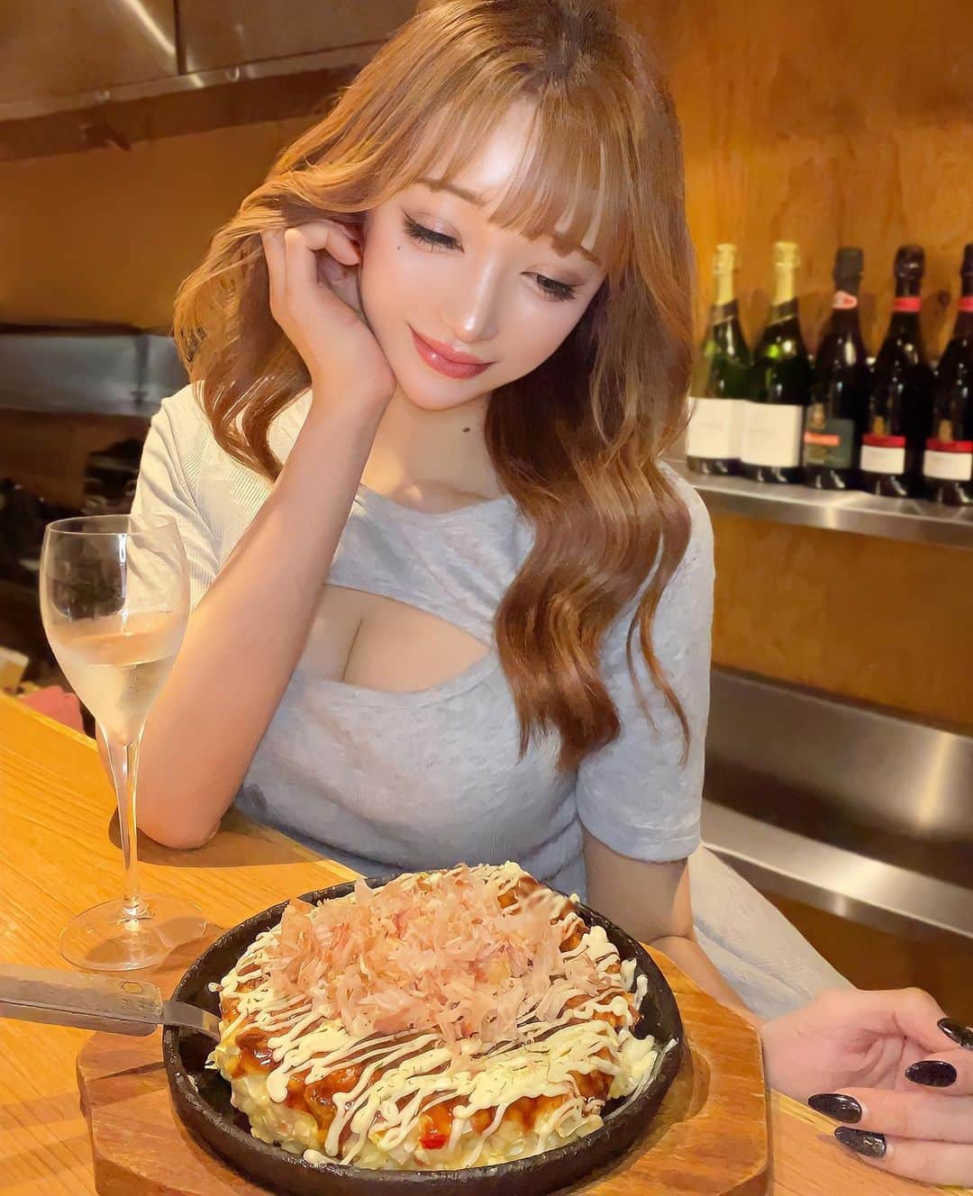 真優川咲のインスタグラム：「#💇🏼‍♀️#🍳#🧀#🥂#🍷  ひろみ君 ( @hiromi.cerisier )に染めてもらった 🆕ヘアカラーが良い感じすぎてお気に入りッ😘✌︎ 神トリートメント のおかげもあって #美髪 #艶 んツヤ~んでご機嫌るんるん♡ありがと~👏😽♪✨  からの〜 #中目黒 にて♪ ふらっと😘  #鉄板バルsource中目黒店~【 @nakame.source 】へ💕 無性に食べたくなる時がある..🤤 #粉物〜✌︎ 最っ高😝🙌ww 粉×泡🥂🫧　もぅとまりませぬ😽✨  #飲み放題 のコースもあって #スパークリング 🥂や#ワイン 🍷まで飲めて とっても#リーズナブル で#泡好き には最高ですっ😝👍💕 #ごちそうさまでした 🙏  PR #中目黒居酒屋 #中目黒ディナー #恵比寿グルメ #恵比寿居酒屋 #代官山グルメ #祐天寺グルメ #中目黒グルメ #咲グルメ💋」