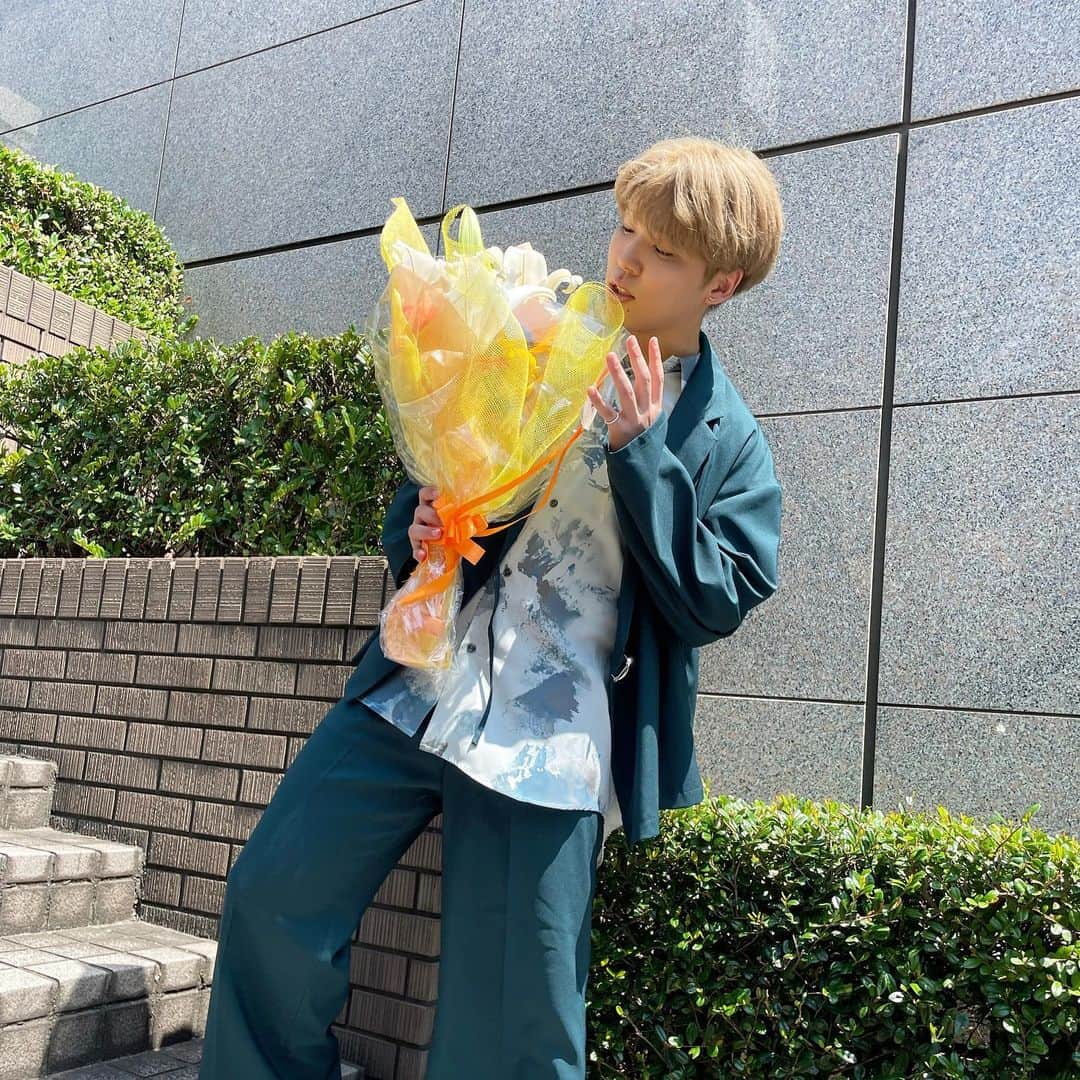男澤直樹さんのインスタグラム写真 - (男澤直樹Instagram)「花束って嬉しい🌻  人の巡り合わせって素敵ですよね〜😊 頑張っていればまた出会える日が来るんだと思った瞬間でした✌️  #頂いたものは #とりあえず掲げます」10月2日 22時13分 - naoki_oza88__