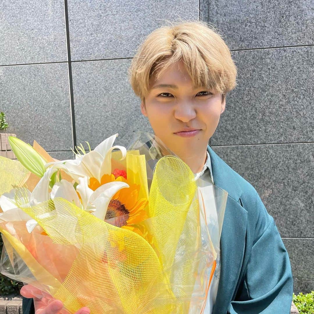男澤直樹さんのインスタグラム写真 - (男澤直樹Instagram)「花束って嬉しい🌻  人の巡り合わせって素敵ですよね〜😊 頑張っていればまた出会える日が来るんだと思った瞬間でした✌️  #頂いたものは #とりあえず掲げます」10月2日 22時13分 - naoki_oza88__
