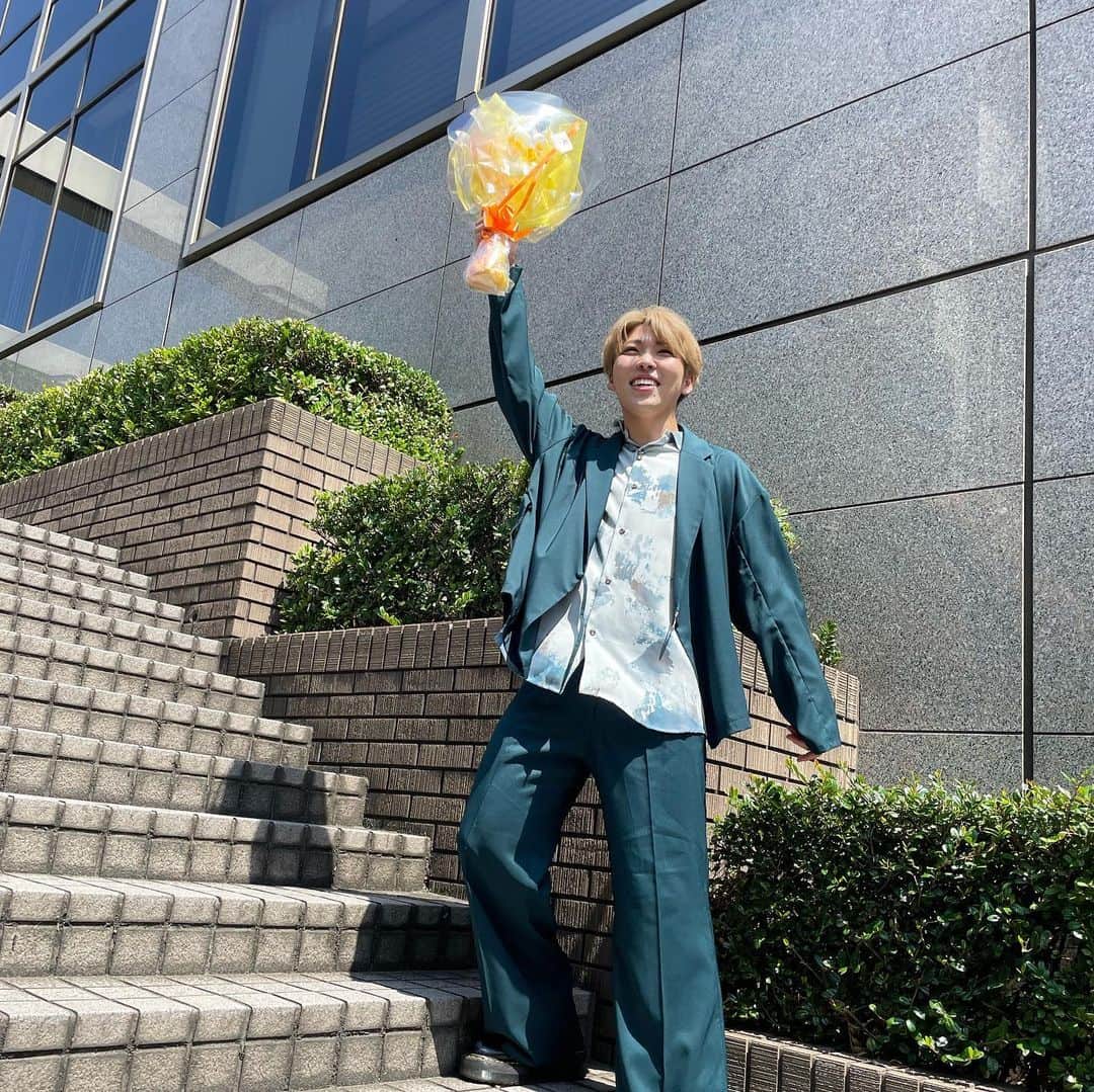 男澤直樹さんのインスタグラム写真 - (男澤直樹Instagram)「花束って嬉しい🌻  人の巡り合わせって素敵ですよね〜😊 頑張っていればまた出会える日が来るんだと思った瞬間でした✌️  #頂いたものは #とりあえず掲げます」10月2日 22時13分 - naoki_oza88__
