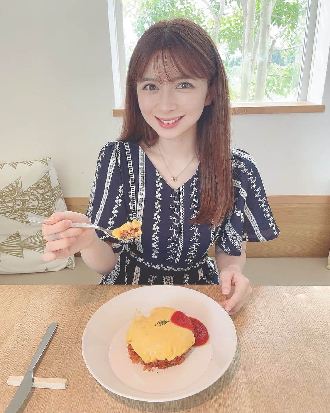 綾瀬麗奈さんのインスタグラム写真 - (綾瀬麗奈Instagram)「. たまご4つ使った贅沢なオムライス🥚  @recipio05 さん🫶🏻✨  これ1つでなかなかのボリューム！ 毎度デザートはお腹いっぱいで断念しているので 次こそはデザートも食べたいところ…🥹  季節限定の モンブランフレンチトースト がとっても美味しそうで、、、 オムライスかフレンチトーストか 究極の選択になりそうです😇  最近至る所で栗をみかけるので 今年も幸せな季節の到来を感じています🌿🪞  .  #知多半島グルメ #知多半島ランチ #ココテラス #レシピヲ #常滑ランチ #ふわとろオムライス　#愛知グルメ　#常滑グルメ　#愛知ランチ　#愛知カフェ　#常滑カフェ　#愛知オムライス　#たまご専門店　#たまご料理　#知多半島　#常滑　#テラス席ペットok #テラス席わんちゃんok」10月2日 22時06分 - ayasereina