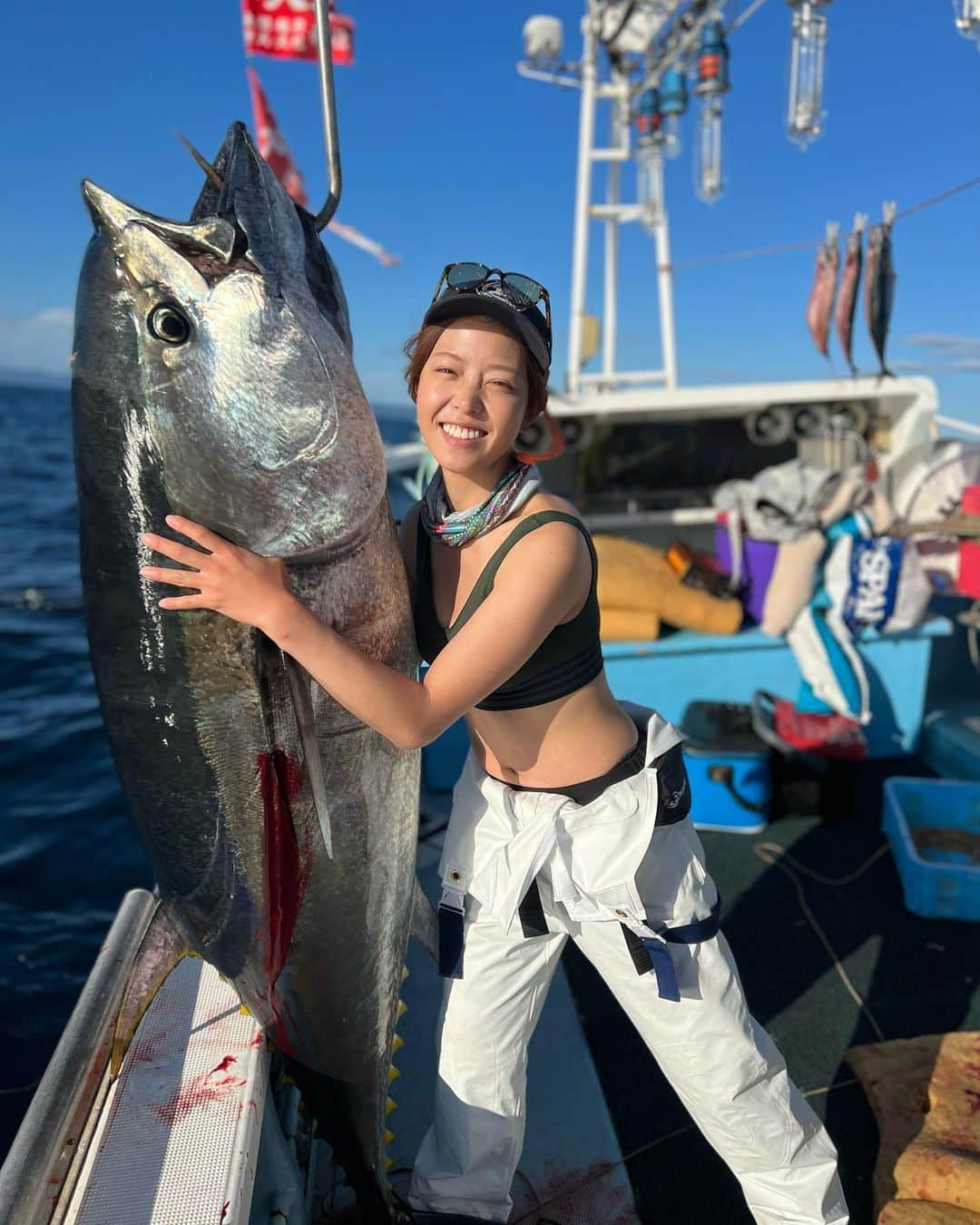 吉野七宝実のインスタグラム：「クロマグロとったどーーーー！！！  9月の話ですが大間に行ってまいりました！！！  「おうま」だと思ってたんだけど「おおま」だったんだねー！  はーん🤤とても感動でした！！  今回はさば泳がせ！  193センチおよそ70キロのドデカマグロ！！  うひょーーーー！！！！  ふっと！！！ 強すぎ！！ は？つよすぎ！！！  12号のPEぶっちぎられました😇  なんとかこの子をゲットすることができたよ！！！  しっかり活躍してくれた Gokuspe のaomono KillingBiggameSp と ミヤマエのZ30マグロスペシャルに感謝！  もう感動いっぱいでした！  あと大間の皆さまが本当にいい人ばっかりでとても好きになりました！ マグロじゃなくてもまた遊びに行きたいなー！  #ミヤマエ　#ゴクスペ　#クロマグロ　#釣り　#泳がせ」