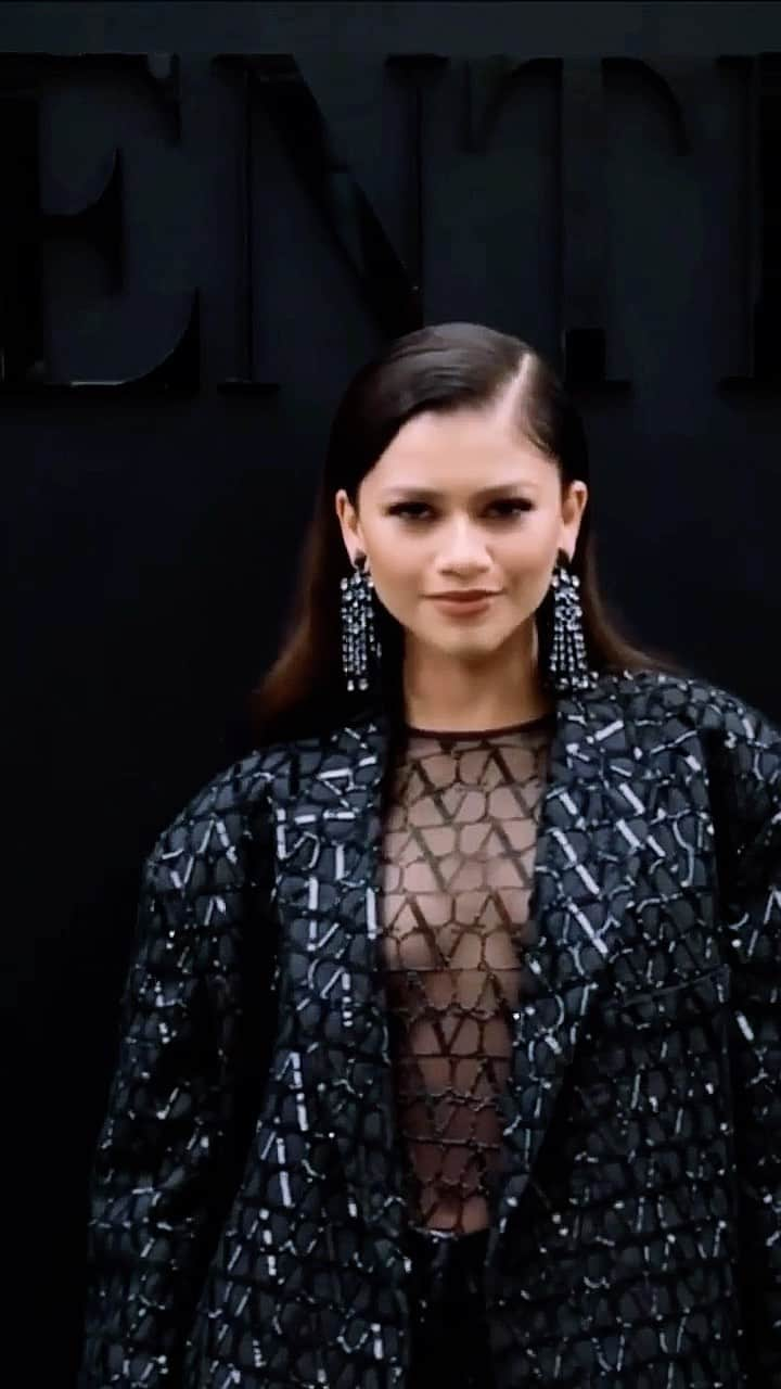 Fashion Climaxxのインスタグラム：「@zendaya arriving at the @maisonvalentino Spring/Summer2023 Fashion Show. . . . . #pfw #parisfashionweek #valentino #maisonvalentino #valentinoss23 #pfw23 #parisfashionweek2023」