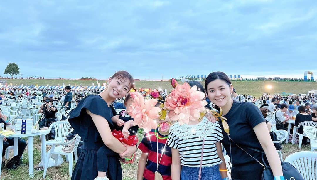 音花ゆりさんのインスタグラム写真 - (音花ゆりInstagram)「. . 夏の思い出 最後は利根川の花火大会🎆  もう、圧巻すぎて、言葉がなかった🥺✨✨✨すごかったー！！  わー！！と思って横見たら、同じタイミングでこっちを見てたようちゃんと目があって、同期ならではのほこッとした気持ちになりました✨  娘は生まれて初めての花火大会… 怖い…音こわい… ってなって、指の間からチラチラ鑑賞😂そうだよね💦 2時間以上あった打ち上げのうち、1番最後の大トリ15分だけちゃんと見られました！！ でもこれで花火が好きになったようで良かった！！花火、すごく久しぶりに見られて、幸せな時間でした✨✨✨  #利根川　#花火大会　#圧巻　#2歳　#初花火　  この夏は色々と楽しめて… ようやく生活が自由になってきた気がします✨」10月2日 22時48分 - otohana.yuri