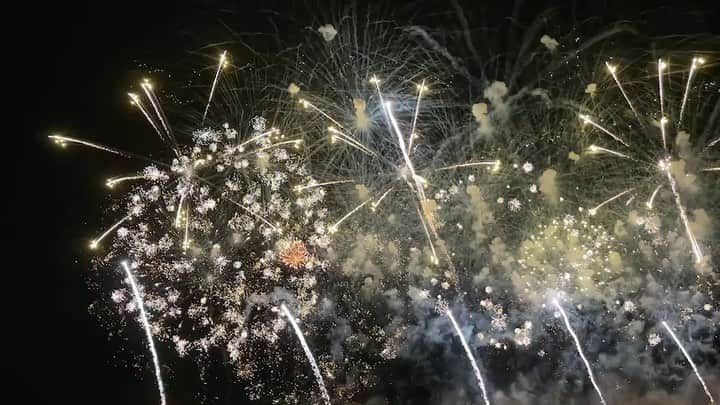 音花ゆりのインスタグラム：「. . 夏の思い出 最後は利根川の花火大会🎆  もう、圧巻すぎて、言葉がなかった🥺✨✨✨すごかったー！！  わー！！と思って横見たら、同じタイミングでこっちを見てたようちゃんと目があって、同期ならではのほこッとした気持ちになりました✨  娘は生まれて初めての花火大会… 怖い…音こわい… ってなって、指の間からチラチラ鑑賞😂そうだよね💦 2時間以上あった打ち上げのうち、1番最後の大トリ15分だけちゃんと見られました！！ でもこれで花火が好きになったようで良かった！！花火、すごく久しぶりに見られて、幸せな時間でした✨✨✨  #利根川　#花火大会　#圧巻　#2歳　#初花火　  この夏は色々と楽しめて… ようやく生活が自由になってきた気がします✨」