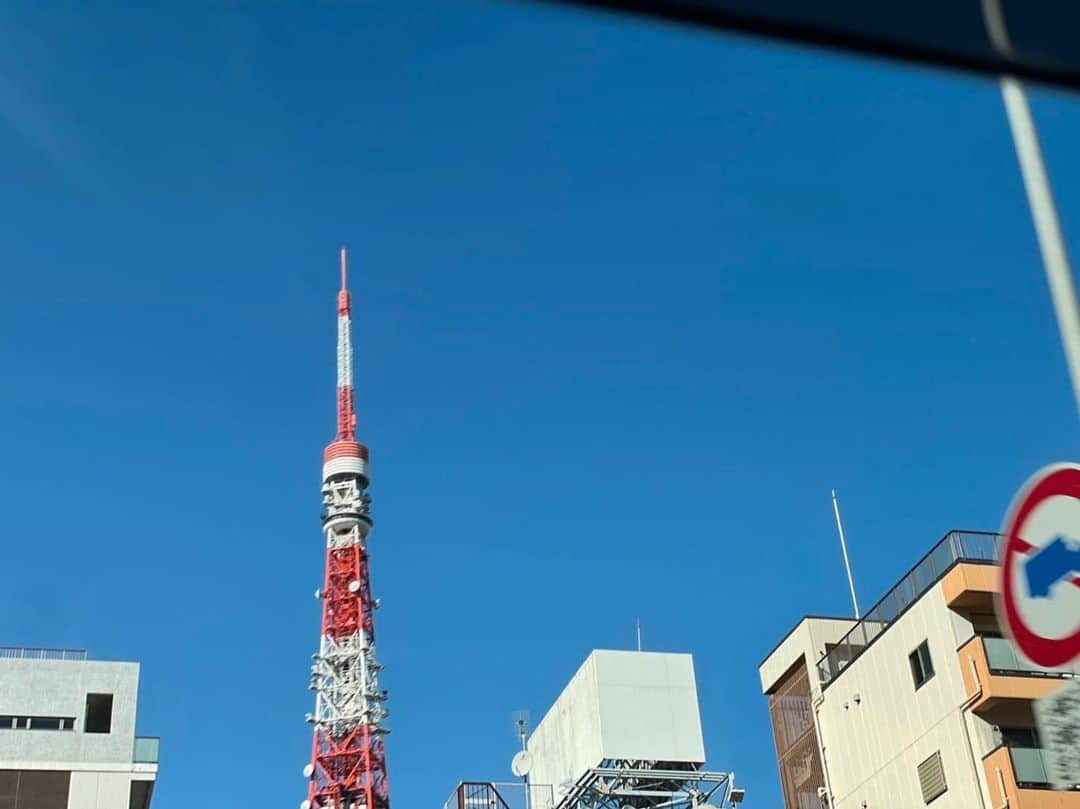 土屋太鳳さんのインスタグラム写真 - (土屋太鳳Instagram)「. １０月最初の週末、どうお過ごしでしたか？ 昨夜九州などで大きな揺れを感じた方々は 大丈夫でしょうか？ 私の親戚は大丈夫とのことですが 地域によって影響の大きさが違うと思うので 引き続き気を付けてくださいね。  今日の東京は雲一つない青空でした。 移動中の車から見えた 東京タワーとの組み合わせも 少しせつなくなるほど懐かしくて綺麗でした。 どんなに建物が増えても 道路や車の雰囲気が変わっても、 この青空との美しいコントラストは 東京タワーがつくられた昭和の時代から変わらず これからもたくさんの人の心を ワクワクさせるのだろうと思います。 . この数日の間に、 子どもの頃から楽しみに拝見してきた番組で たくさんの笑いをくださったかたや、 有難いことにCMで御一緒させていただいた時に 大先輩にもかかわらず笑顔でお話して下さった 日本のスーパーヒーローのおひとりが この世から旅立たれました。 . どちらのかたも すごく大きな功績やキャリアを持っていらっしゃるのに これから更に実現したい夢をお持ちだったと 報道で知りました。 なんとなくだけれど、その夢は それぞれ取り組んでこられたことや人への 愛情で出来ているような気がしました。 . きっとたくさんの方々が、いろいろなかたちで その夢を 引き継いでいかれるのだと思います。 私も、拝見して育った一人として 少しでも心の中に その夢を感じて 引き継いでいきたいと思います。」10月2日 22時55分 - taotsuchiya_official