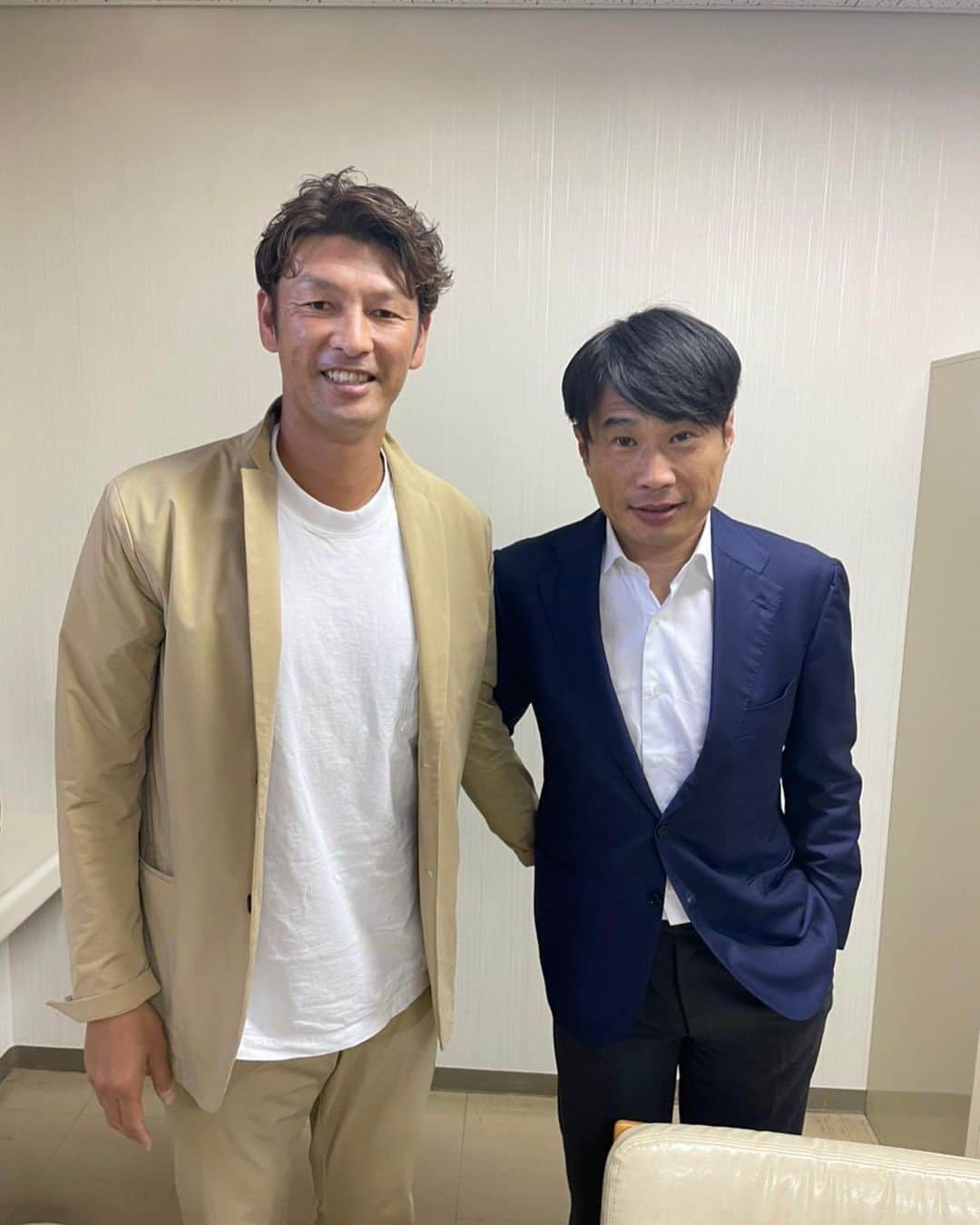 巻誠一郎のインスタグラム：「熊本県商工会議所青年部連合会会員会 荒尾大会にて、ジェフ時代に同じチームでプレーさせていただいた、SC相模原のオーナーでもある望月重良さんとご一緒させていただきました。  プロ選手を引退されて、ゼロからプロクラブを立ち上げ、成果を出してこられた経験談や思考など、学びしかない贅沢な時間でした。  進行や時間を忘れて、聞きたい事を勝手にバンバン聞いちゃいましたw  また是非ゆっくりお話伺いたいです！  #望月重良 さん #sc相模原 #オーナー #元ジェフのチームメイト #プロ1年目で色々学んだ #また色々教えてください #巻誠一郎」