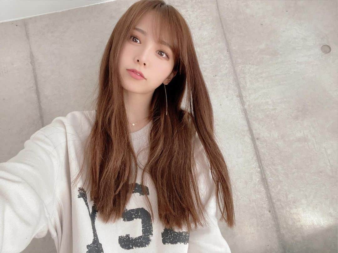 西村歩乃果のインスタグラム：「トレーナーが着れる季節🍂🍁🌕🍠🌰🍄🎃👻 朝起きたら毎日気持ちよくて 最高だね。」