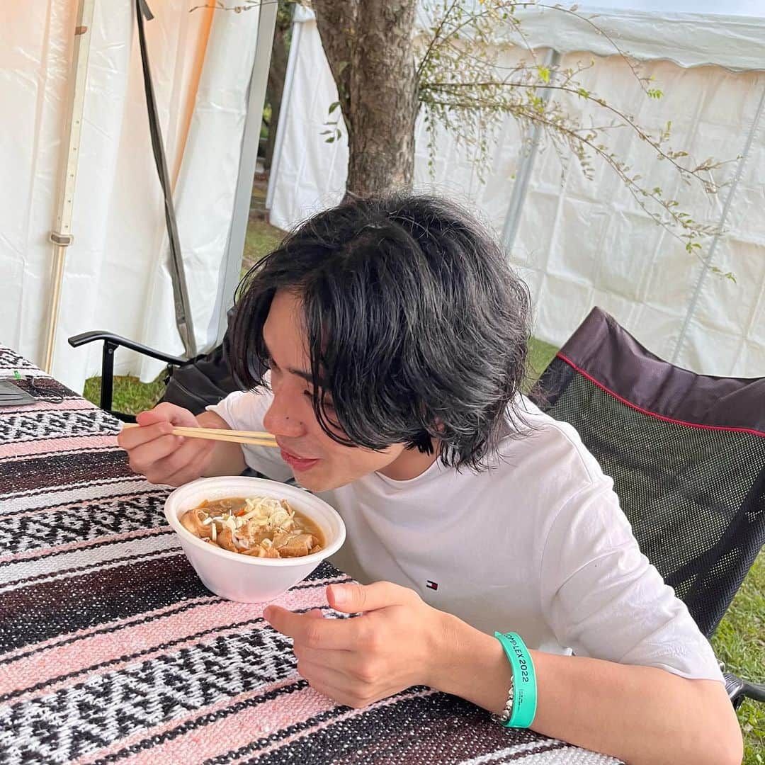 黒川亮介さんのインスタグラム写真 - (黒川亮介Instagram)「ぴあフェスありがとうございました！ またLIVEで会おうね✌️ #出番終わりに豚汁を食べる男」10月2日 23時16分 - amazones3787