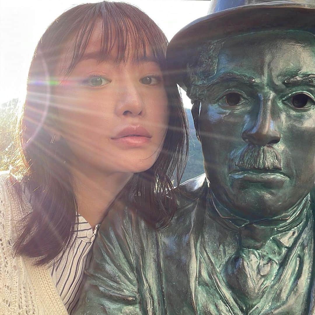 松本まりかのインスタグラム：「with チャップリン📽 in 下呂 行動を伴わない想像力は、何の意味も持たない。 Imagination means nothing without doing. Charles Chaplin  たくさん想像してきた。 だからいよいよ行動しようと思う。 ひとつずつ、地に足つけ進むのだ！  わく、わくわくわく🤗」