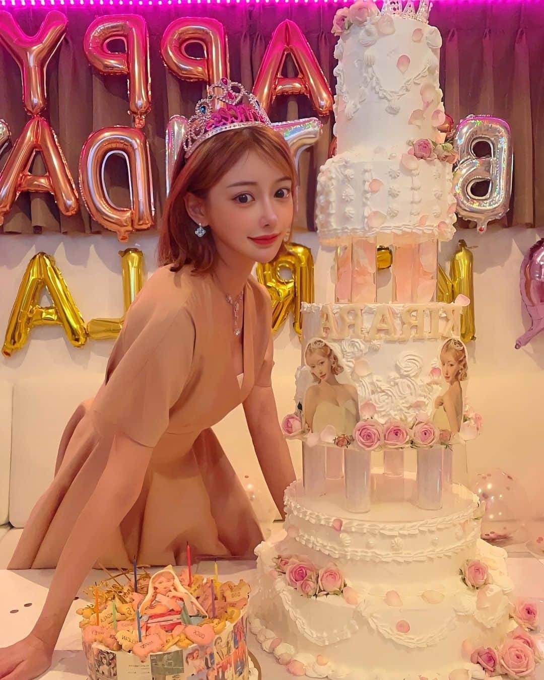 明日花キララさんのインスタグラム写真 - (明日花キララInstagram)「2022.10.02👑 みなさま！！明日花キララは本日また１つ レベルアップしました👸🏼🆕  今年も沢山のお祝いコメント、素敵な画像や動画ありがとうございます💠 毎年幸せな気持ちになります😌 そして同じ誕生日の皆さんもおめでとうございます🎈  今年はきいたんよりも背の高いケーキ頂いちゃいました🎂かわいすぎる🤍🤍🤍  今年もあと3ヶ月ですがたくさんのお知らせが出来るので楽しみにしていてください！！ そして10月22日に私のバースデーイベントを開催する事が決定しました㊙️🌹 こちらはまた詳しく投稿します！  皆いつも本当にありがとう。 だいすきです☺️」10月2日 23時22分 - asukakiraran