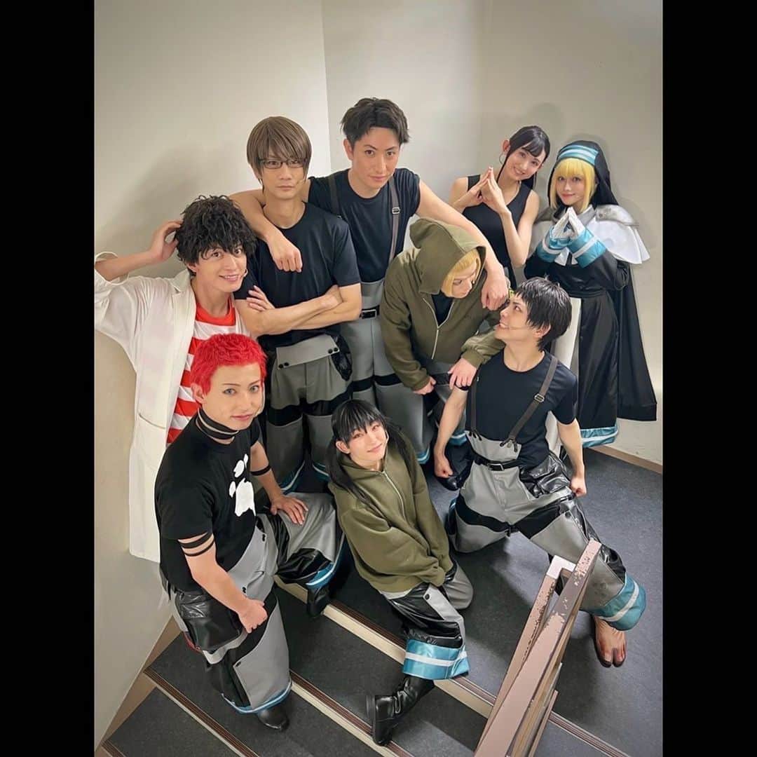 のインスタグラム：「舞台『炎炎ノ消防隊』 無事に東京・京都の全公演 終了致しました！！！  無事に全公演終えれて本当に良かった！！！  そして 本当に幸せな時間でした！！！  キャストも増えたり変わったり 不安な中で始まったこの公演でしたが、 本当に！！！ このキャストで良かった！！！  心の底から思える 素敵なカンパニーでした！！！  もっともっとこのカンパニーで 色々な地方もまわりたかった…。  そんな事さえ思うぐらい 素敵な現場でした！！！  本当に幸せだったな…。  『炎炎ノ消防隊』という 熱く熱く素敵な世界観が とてもとても心地良く その中でアローとの地下戦を 演じられた事は本当に 役者冥利に尽きました…。  第8がこのメンバーで 本当に良かった！！！  沢山のご来場そしてご視聴誠に有難う御座いました！！！  これからも 舞台『炎炎ノ消防隊』を 宜しくお願い致します！！！！！」