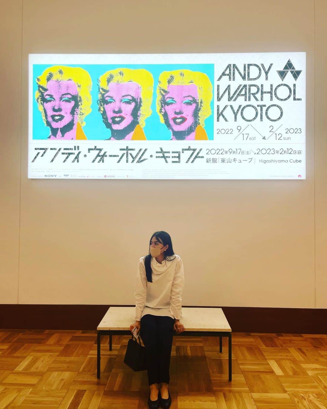 笹川友里さんのインスタグラム写真 - (笹川友里Instagram)「京セラ美術館にて開催中の 「アンディウォーホルキョウト」へ。  その前には祇園町南側にあるZENBIにて 「原榮三郎が撮った京都Warhol in Kyoto 1974」へ。  商業的に成功する以前のラフ画など、 所謂アンディウォーホルらしさの前の段階の作品も 沢山見られて大満足。  少し前にnetflixで アンディウォーホルのドキュメンタリーを 見たばかりだったので、 日本との接点など興味深かったです。  なにより京都にも海外からの旅行客の方が 沢山戻ってきていて 数年ぶりに見る光景でした✨  #アンディウォーホルキョウト」10月2日 23時28分 - sasagawayuri