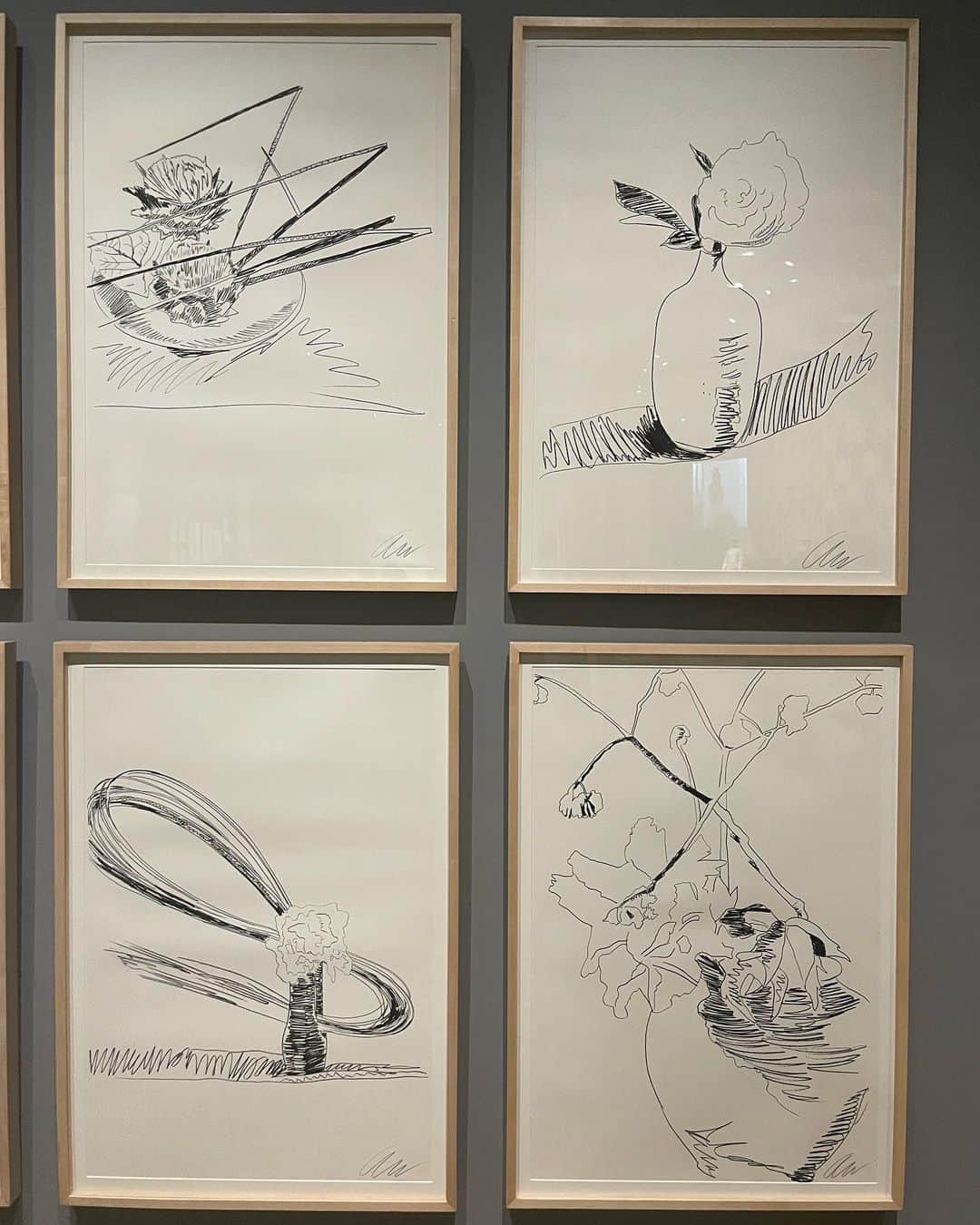 笹川友里さんのインスタグラム写真 - (笹川友里Instagram)「京セラ美術館にて開催中の 「アンディウォーホルキョウト」へ。  その前には祇園町南側にあるZENBIにて 「原榮三郎が撮った京都Warhol in Kyoto 1974」へ。  商業的に成功する以前のラフ画など、 所謂アンディウォーホルらしさの前の段階の作品も 沢山見られて大満足。  少し前にnetflixで アンディウォーホルのドキュメンタリーを 見たばかりだったので、 日本との接点など興味深かったです。  なにより京都にも海外からの旅行客の方が 沢山戻ってきていて 数年ぶりに見る光景でした✨  #アンディウォーホルキョウト」10月2日 23時28分 - sasagawayuri