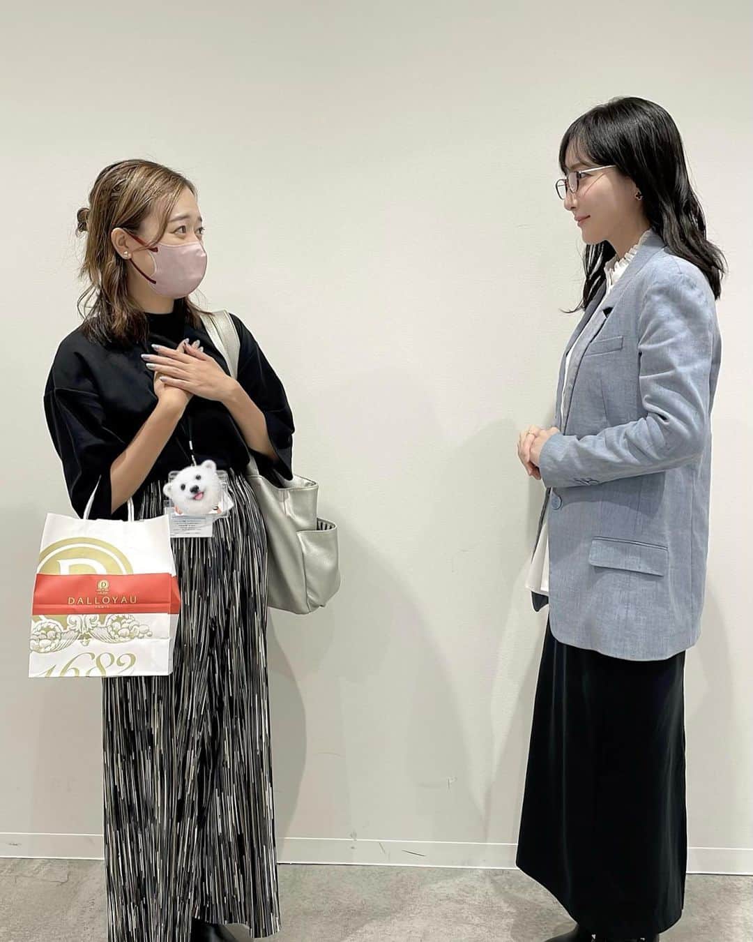 松澤千晶のインスタグラム：「三年半お世話になった細沼マネージャーがこの度、移動となりました。  三行半をつけて…というのは冗談ですが、私の介護は本当に大変だったと思います。笑  その小さな身体からは想像できないくらいたくさんの働きをされ、たくさんの思い出をいただきました。  愛らしく優秀な彼女は現場でも評判が良く、私は鼻が高かったです。  新天地でも頑張ってください。  一応、同じ事務所にはいますけれどね。笑」