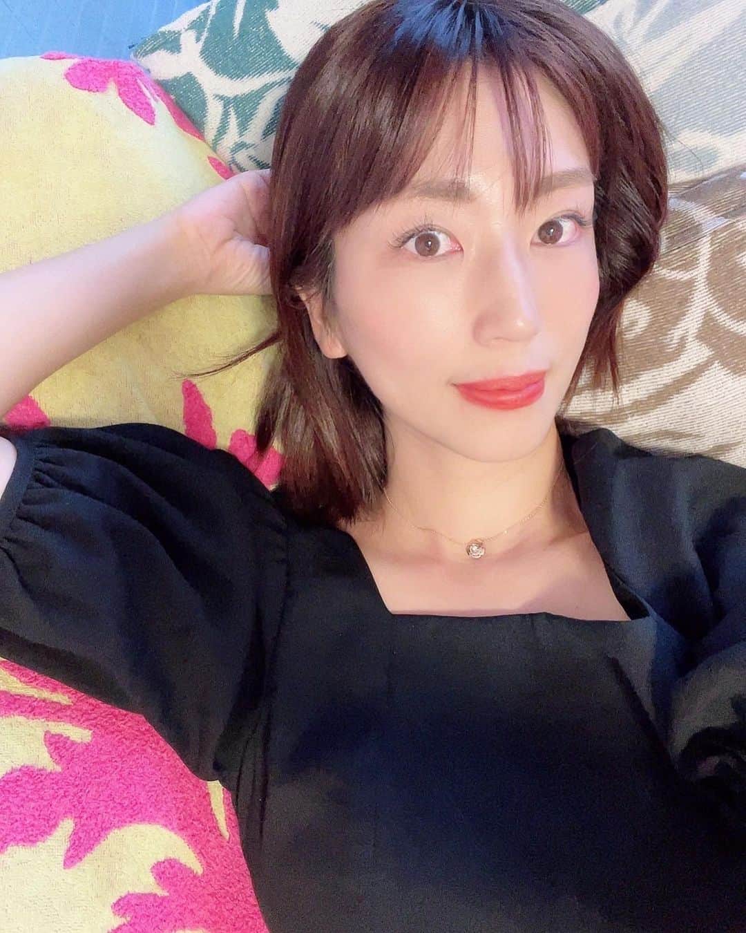 のインスタグラム：「@a_clinic_ginzaで今話題のAスレッドという糸リフトの施術をしてきました✨ Aスレッドとは、お顔の目立たない部分より溶ける特殊な繊維を使用し、フェイスラインをシャープにする小顔術です✨ 笑気麻酔をするので、痛みも全然なく意識はありますが、うとうとするので気が付いたらあっという間に終わってました🤣 いつも右向いて寝るせいで、右側だけフェイスラインがたるんでいて、左右違うのがコンプレックスで、いつも写真は左側しか映さなかったのですが、右側のフェイスラインもしっかり上がったのでこれからは堂々とアップしていきますね。笑 ビフォーアフターも載せておきます✨ ほんとびっくりするくらいシャープになってます🤣 写真じゃ分かりずらいかもだけど、実物会った友達にめちゃくちゃ変わったねと言ってもらえる🥺  やる前はぶっちゃけ怖かったし、やるのに凄く迷いましたが、やって本当によかったと思いました✨🥰 ダウンタイムも全くなく、次の日からアクティブに動きましたが、私の場合、痛み止めも全く飲まず、コメカミの痛みはなかったです^ ^ 私を担当してくれた @aclinic_katoh加藤礼子先生の技術が素晴らしく、とても素敵な先生でした✨ 本当にありがとうございました😊 ちなみに1番最後の先生とのツーショット写真は術前になります☺️  @aclinic_yokohama @aclinic_shinjuku @a_clinic_nagoya @aclinic_katoh  #aスレッド #糸リフト #aclinic #aclinic銀座 #aclinic横浜 #aclinic新宿 #aclinic名古屋#aclinic大阪#aクリニック #エークリニック#小顔#スレッドリフト#小顔整形#たるみ改善  #リフトアップ #美容外科 #美容皮膚科 #美容クリニック#加藤礼子」