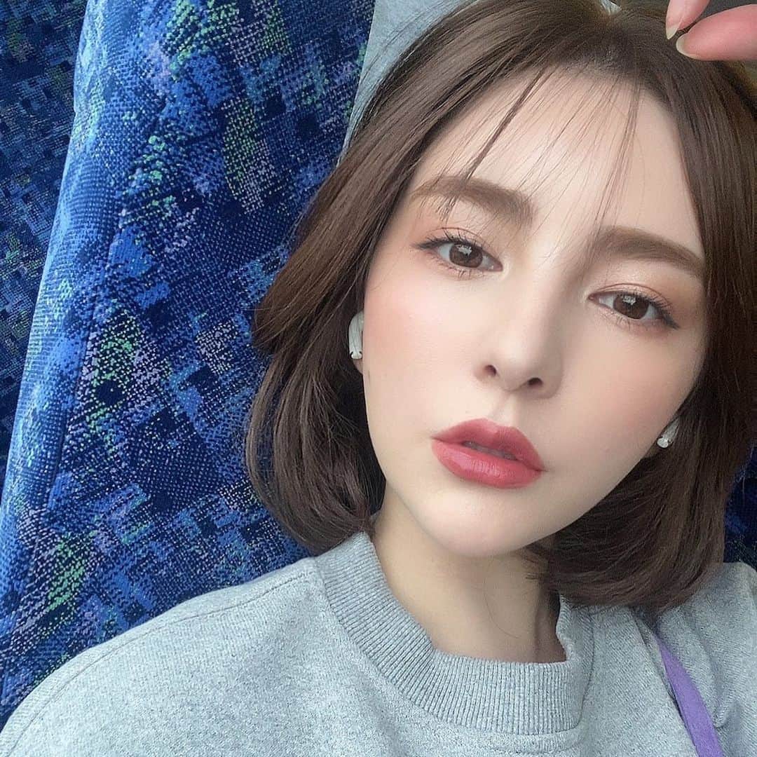 スミス楓のインスタグラム：「みんなおはよー⊂( ˆoˆ )⊃  今日は早起きだった🥱 これから久しぶりに飛行機乗るよ🥹✈️  そういえば 8月末にばっさり切ってボブにしたの！ ひさびさのショート♡ど？？  #ボブ #ボブヘア」