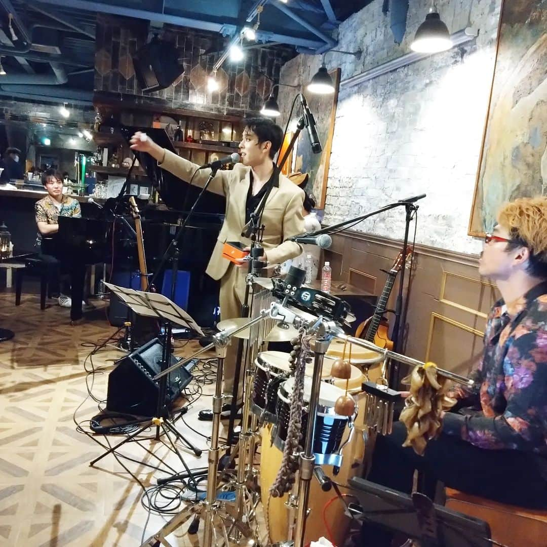 宮崎文子さんのインスタグラム写真 - (宮崎文子Instagram)「芸術の秋は音楽と共に。。  気がつけば今年もあと2ヶ月。 心をなくすで、「忙」 心が荒れるで、「慌」となんとも古来の言葉の成り立ちの奥深さにうっかり思いを馳せてしまう9月を経て、 友人の誘いで素敵なLiveにお邪魔しました。  ラテンミュージックのライブは初めてだったのですが、、、  やっぱり、生バンドは格別。。 音に包まれる感覚、しなやかな声、つい身体が動いてしまう小気味のいいドラムに、軽やかなピアノ、安定感抜群のベース。。。。。  音数が多いアレンジが好きなので、 粒の揃ったピアノに引き込まれました。  そして、何より圧倒的なボーカルパフォーマンス。。  オリジナル曲もカバー曲も、表現や歌から汲み取れる背景も、とても心に沁みました。  あと、最近町中でも思うのですが、 日常が戻ってきたのか集う人の顔のほころびがなんとも温かさと楽しさを演出していてそれの表情をみるだけでも嬉しいきもちがこみ上げてきました。  久しぶりに満たされた感覚で 素敵なひとときにパワーをもらいました。  Ha pasado un tiempo desde que fui a un espectáculo de música en vivo. Sentí pasión, amor y cariño desde la actuación y me sentí muy feliz.  Saber que se puede querer que se pueda Quitarse los miedo, sacarlos afuera Pintarse la cara, color esperanza Tentar al futuro con el corazón  Gracias por un tiempo maravilloso.  #音楽に浸る秋の夕べ #人柄がにじみ出てた #音に浸る幸せ #芸術の秋 #コード進行がとにかく好み。 #ここでもクラシカル好きが‥ #ericfukusaki #ただし言語は‥学ぼう #2外弱さを思い出す #お気に入りはMarina」10月3日 1時57分 - fumiko.miyazaki29