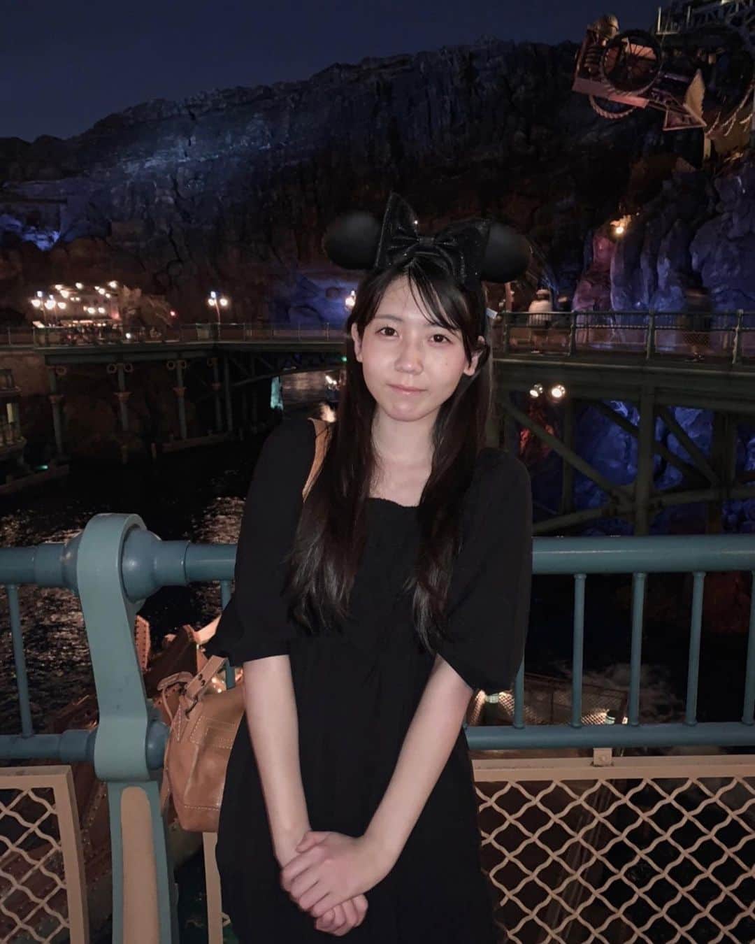 りかこのインスタグラム：「ディズニーランド＆シー行きました🐭🏰🤍6,7年ぶり～！ アトラクション乗り尽くしてショーも見尽くした🎡 来年か再来年のDハロはコスプレで乗り越えたいわね💫💫」