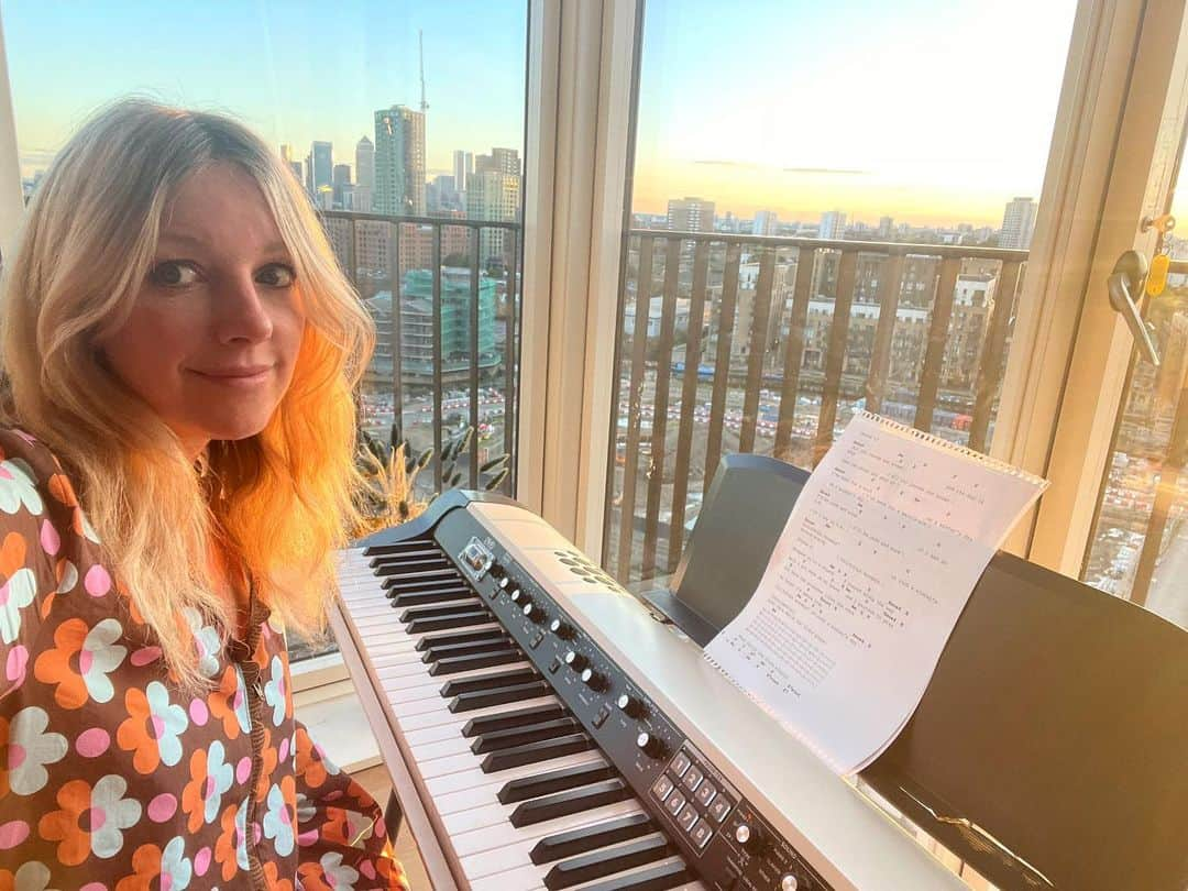 リトル・ブーツのインスタグラム：「Golden hour🌞 when the light hits just right for your live stream… Still playing live every month on @patreon from here, you can request songs and we have a lovely catch up, sometimes Monty joins in… get involved at www.patreon.com/littlebootsmusic  #patreonmusician #livestream #pianomusic #goldenhour #londonsunset #stratford #londondskyline #korgsv2」