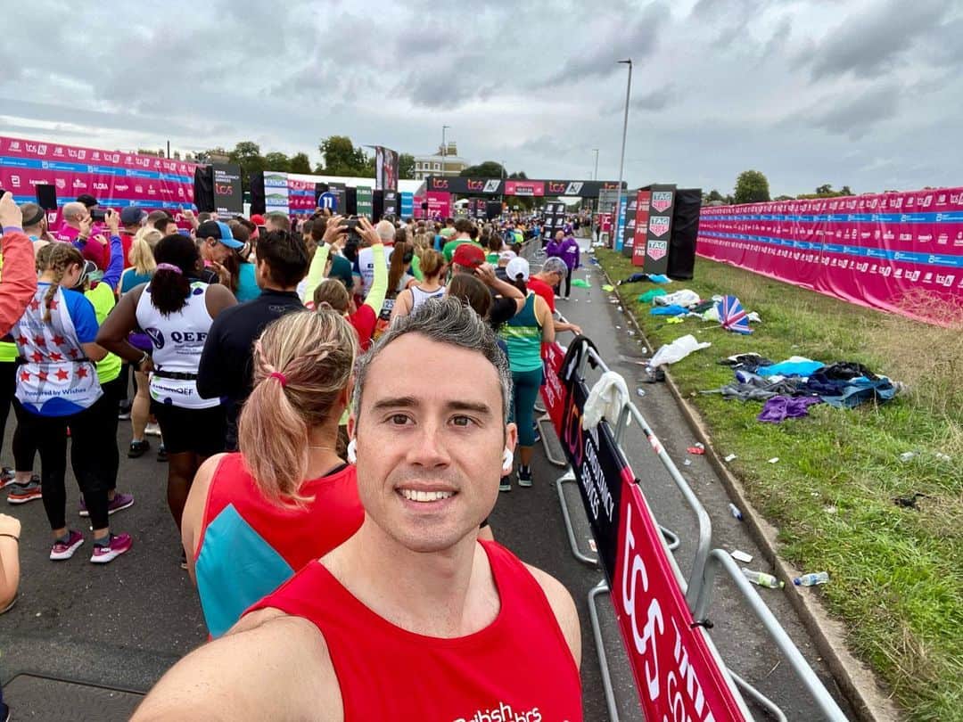 クリスチャン・トーマスのインスタグラム：「What a brilliant experience to have run the @londonmarathon 🏃‍♂️ on behalf of British Gymnastics Foundation 🤸🏻   Thank you to my personal cheerleading team and to all the brilliant supporters that lined the streets of London, what an incredible experience 🙌🏼  For anyone that would like to donate, you can do so here:  https://tcslondonmarathon.enthuse.com/pf/kristian-thomas/post/1847366」