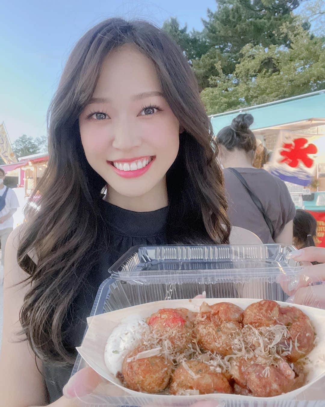 橘香恋のインスタグラム：「おはようございます🥰 ⁡ 前回の投稿に いいねとコメントありがとうございます✨  10月もどうぞよろしくお願いいたします🤝🏻 ⁡ ⁡今週も一緒に頑張りましょうっ😊✊🏻 ⁡ 週末大好きな友達と遊ぶのを楽しみに頑張る〜🤭🤍 ⁡ ⁡ #橘香恋 #たこ焼き #キッチンカー #友達」