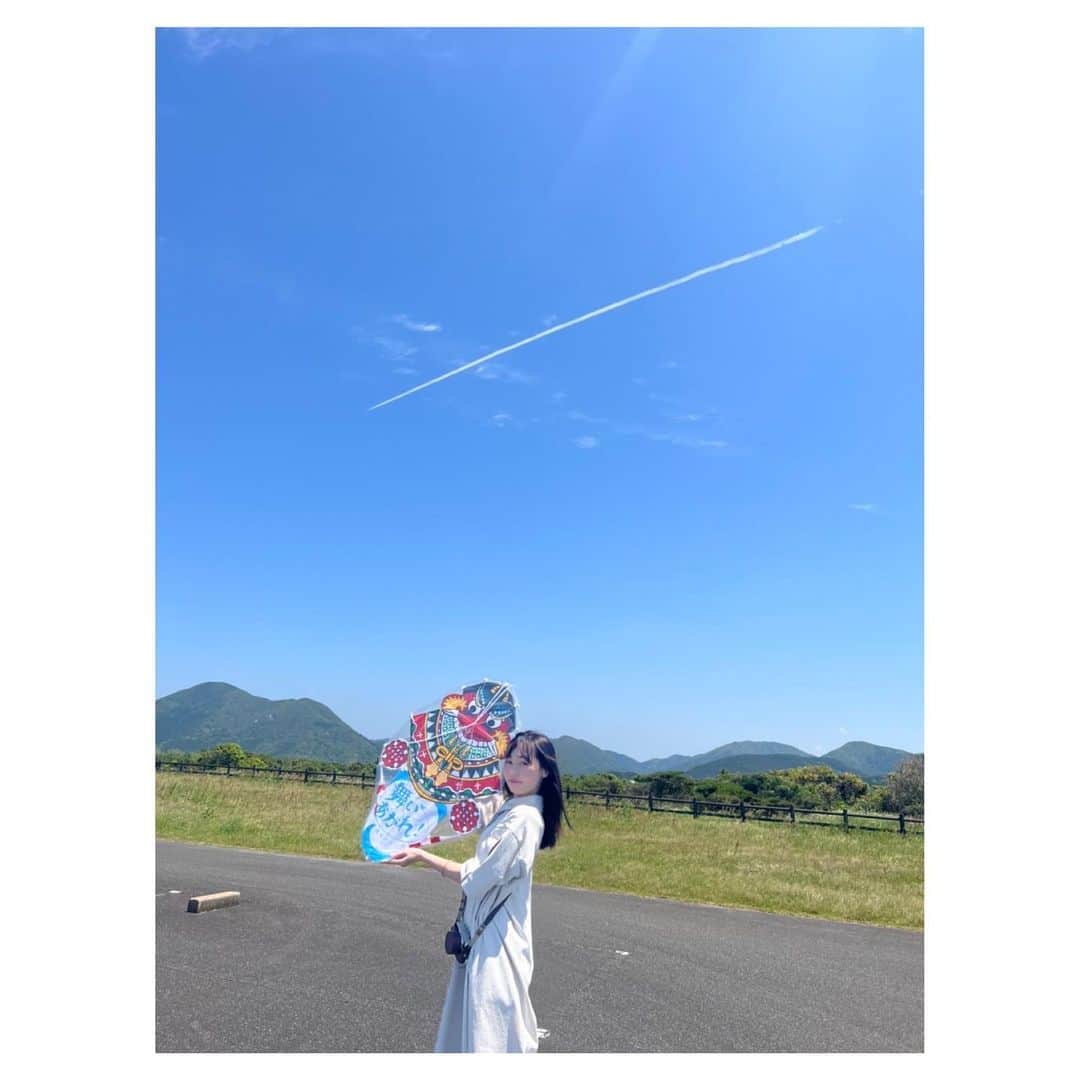 福原遥のインスタグラム：「. 本日よりNHK朝の連続テレビ小説 「#舞いあがれ！」第1話が放送されます☺︎ 月曜日〜金曜日までNHKにて 8:00〜8:15 12:45〜13:00再放送 (BS プレミアム・BS4Kでは7:30〜) 毎週土曜日は1週間の振り返り 8:00〜8:15 12:45〜13:00 となっております！  1週目は幼少期の舞ちゃんと、家族、五島列島に住むおばあちゃんとの物語です✨ 幼少期の舞ちゃんを見てると自分の小さい頃を少し思い出します✨ 私の好きな大切なシーンが沢山沢山ありますので、是非観て頂きたいです✨  ここ2、3年でそれぞれの生活に大きな変化があり、今まで普通に出来ていた事が出来なくなってしまったり、規制や中止する事も増えたり、幼稚園(保育園)・小学生・中学生・高校生・大学生・社会人の皆様それぞれが、経験した事の無い状況に戸惑い、卒業式が無かったり、授業が無かったり、楽しみにしていたキャンパスライフを送れなかったり、夢の舞台にたてなかったり、久しぶりの学校などに不安を感じた人もいらっしゃったと思います。。。  この「舞いあがれ！」も岩倉舞が色々と悩み、壁にぶつかりながらも少しずつ成長していく物語です！  乗り越える壁は人それぞれ違えども、皆様の気持ちをのせて！大きな壁を乗り越え！高く高く夢に向かって強くたくましく！舞いあがって行きたいと思います✨ 朝のひと時で、皆様の心に少しでも元気と勇気がお届け出来る様に「舞いあがれ！」スタッフ・キャスト一同一丸となって頑張っております！ 温かくご覧いただければ嬉しいです✨ 本日から半年間「舞いあがれ！」をどうぞ宜しくお願いします😌」