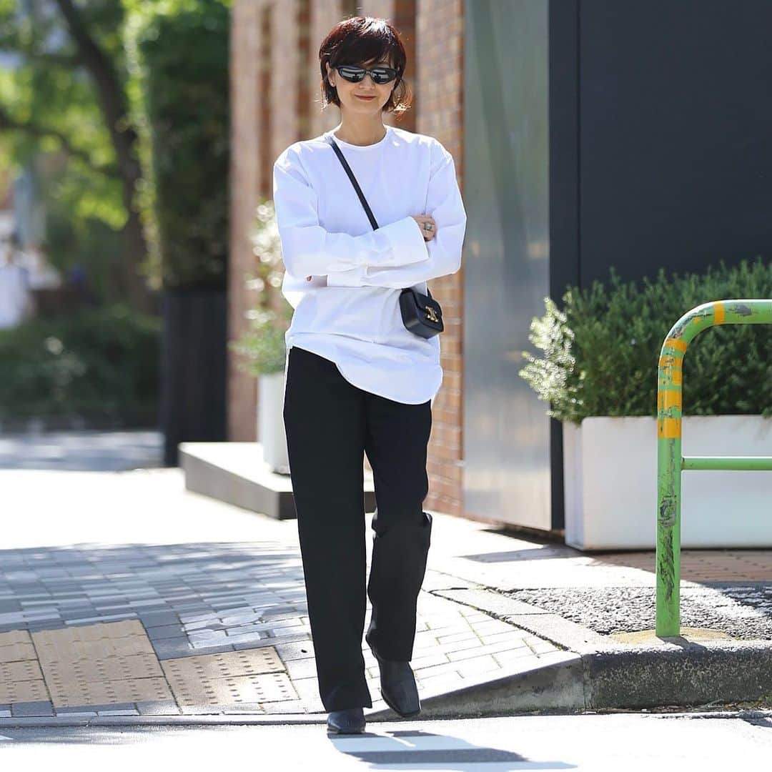 富岡佳子さんのインスタグラム写真 - (富岡佳子Instagram)「#outfit  White shirt🤍 スワイプ＆タップしてみてくださいね！」10月3日 8時29分 - yoshikotomioka