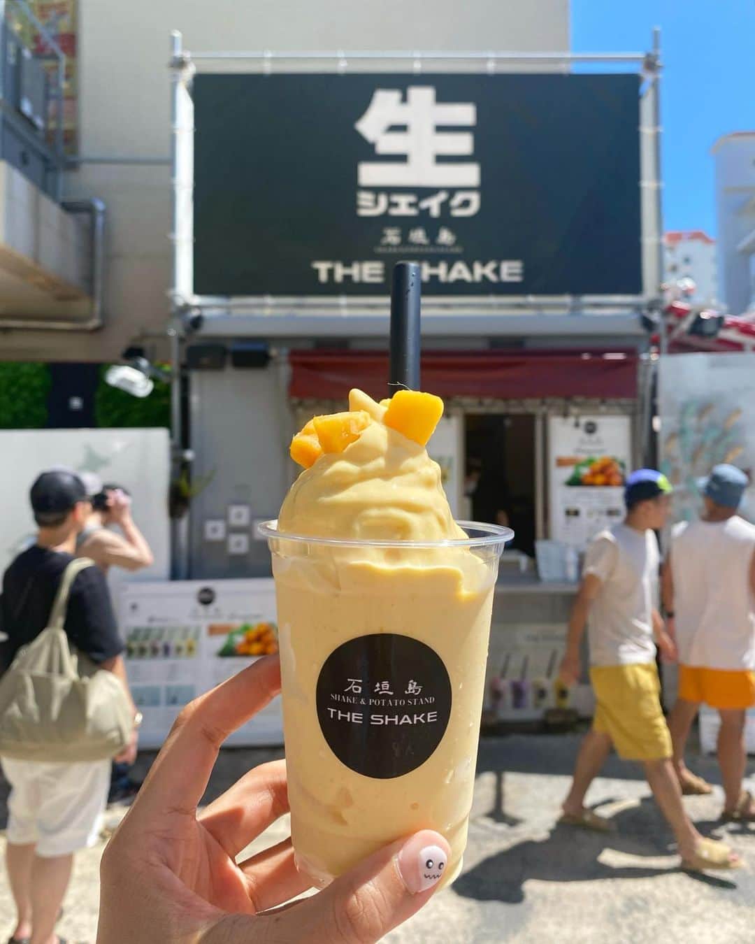 Mai Wakimizuのインスタグラム：「地元の人にお勧めしてもらった生シェイクが美味しかった♡普段だと選ばないけど沖縄に来たらマンゴーでしょ＼(^o^)／サーターアンダギーも美味しかった♡観光スポットの730courtにあります！ #wakkingourmet#theshake#生シェイク#石垣島#沖縄」