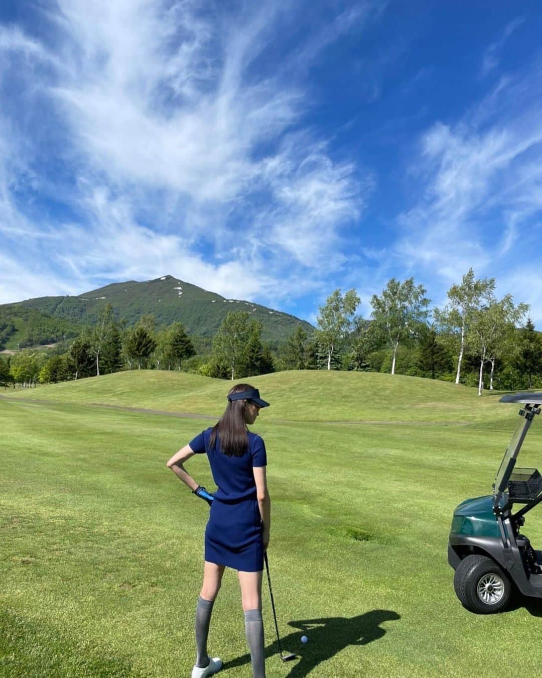 大政絢のインスタグラム：「先月号の @precious.jp   ニセコでのゴルフ撮影🏌️‍♀️ 実はゴルフクラブは自前だったんです🫢今年新しくしたXXIO なんだか誌面に載るのは自分の子が載るようで嬉しい…笑  大人なゴルフウエアにもときめきますね✨秋は何を着ようかな〜  #ゴルフウエア#ゼクシオ#xxio #北海道ゴルフ」