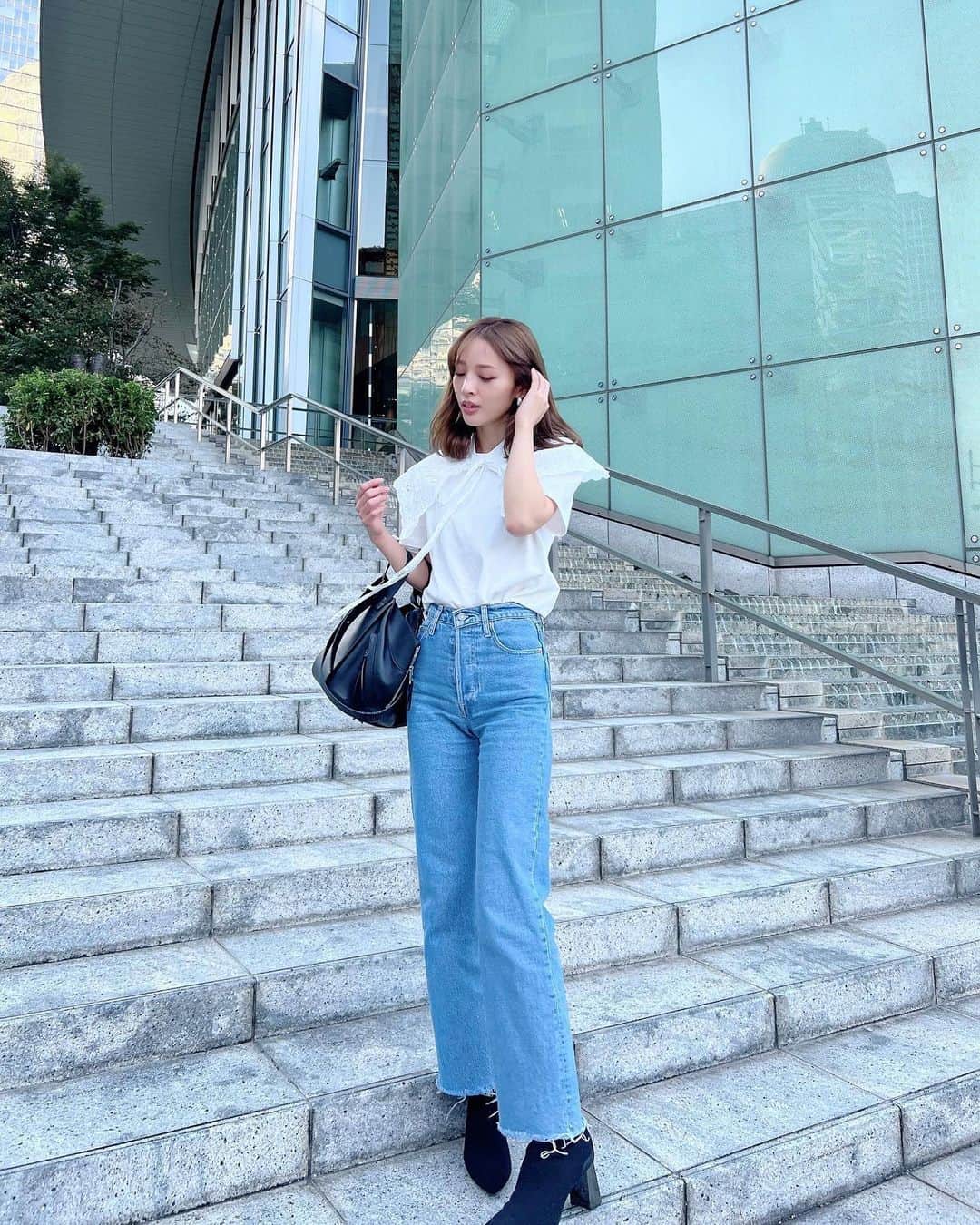 神部美咲のインスタグラム：「久しぶりに #じんぶ私服 🤍🖤  #ハイウエストデニム」