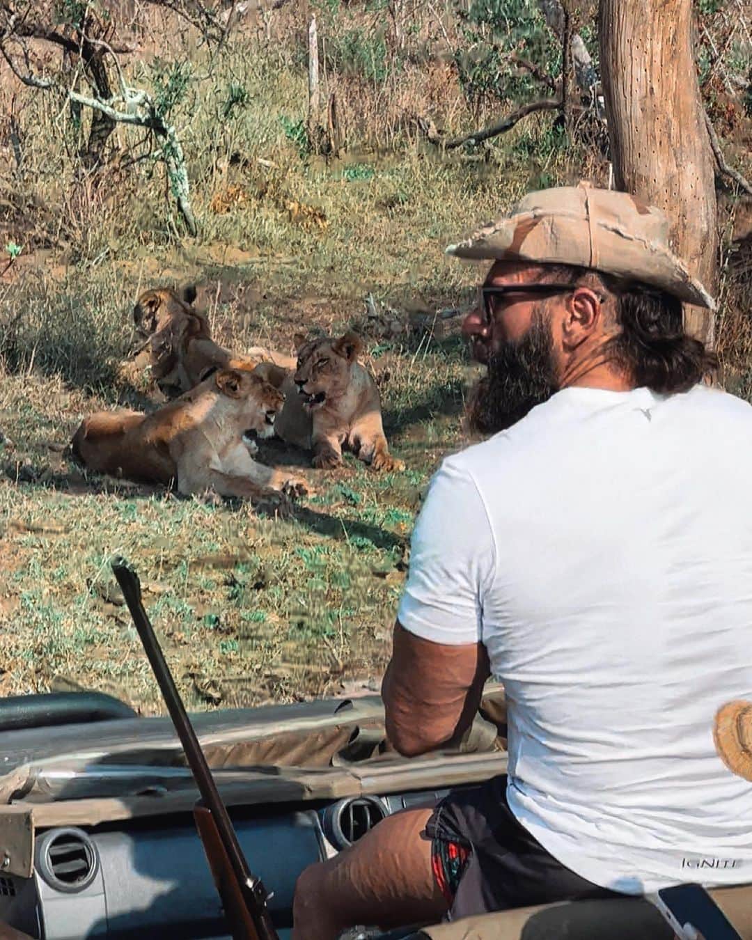 ダン・ビルツァーアンさんのインスタグラム写真 - (ダン・ビルツァーアンInstagram)「Pretty happy, I’ve wanted to go on an African safari since I was a kid. It’s a damn shame people shoot these amazing animals for sport」10月3日 18時54分 - danbilzerian