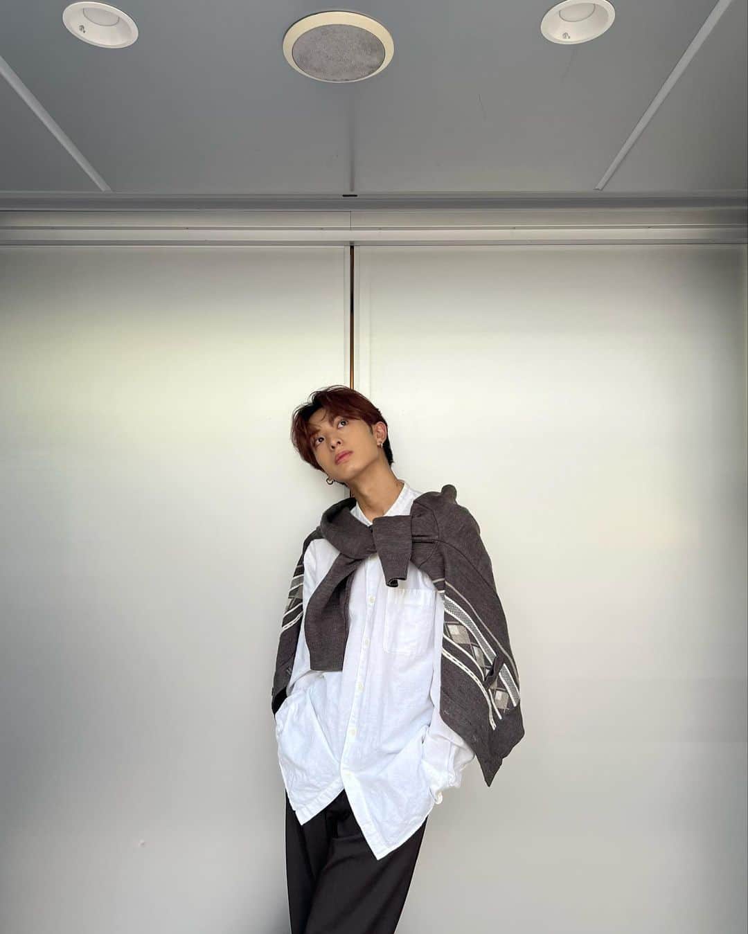 木村慧人のインスタグラム：「寒くなっても大丈夫ぃ👌 カーディガン貸せます！ なんちゃって。  #fantastics #木村慧人」