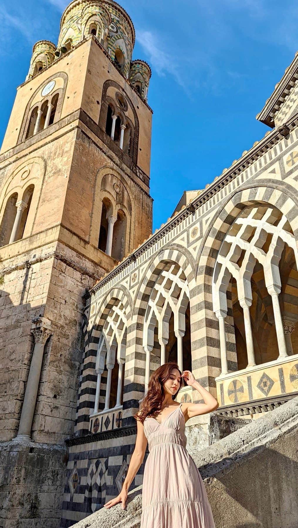 のインスタグラム：「踊りましょ💃✨♥️ 📍アマルフィ大聖堂 dress... @sisley_fashion @sisleyjp  jewelry... @ronapapaver  . #ジュエリー #jewelry #amalfi #ダイヤモンド  #luxury #サステナブル #dance #dancing #ダンス #アマルフィ #チャペル」