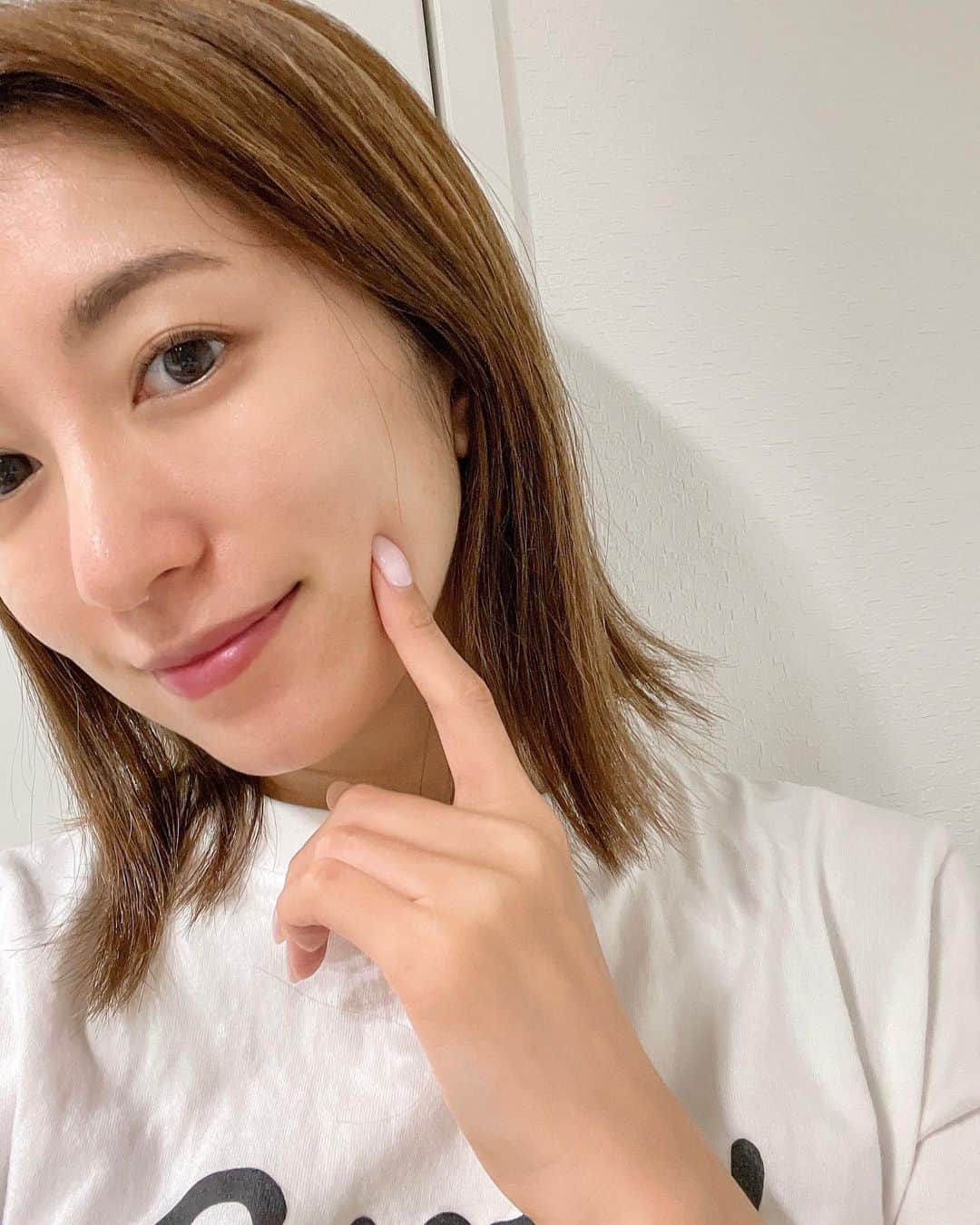 瀬口かなのインスタグラム：「贅沢おうち美容🧖‍♀️ ⁡ 炭酸パックって私にとってご褒美美容。 ⁡ でも炭酸パックってちょっと工程がめんどくさかったりするけど THE B MAISON @the_b_maison のスパークリングマスクはパウチタイプで2料の中身に1料を混ぜてジェルを作るのですぐできるし使用後はそのまま捨てれる🙆‍♀️✨ ⁡ ⁡ 濃厚なジェルを顔にのせるとじんわりあたたかみがあって気持ち良いんです〜😌✨ ⁡ 20分経って剥がして洗い流したらとぅるとぅるなってて明るい肌印象になってる気がする🥹💓 翌日大事な日とかの前夜にやる といいね🥰  ⁡ できることなら毎日したいくらいだ😮‍💨✨  @axxzia_jp  #おうち美容 #ご褒美コスメ #炭酸パック #フェイスパック #スキンケア #selca #selfie #japanesegirl #instalike #instadaily」
